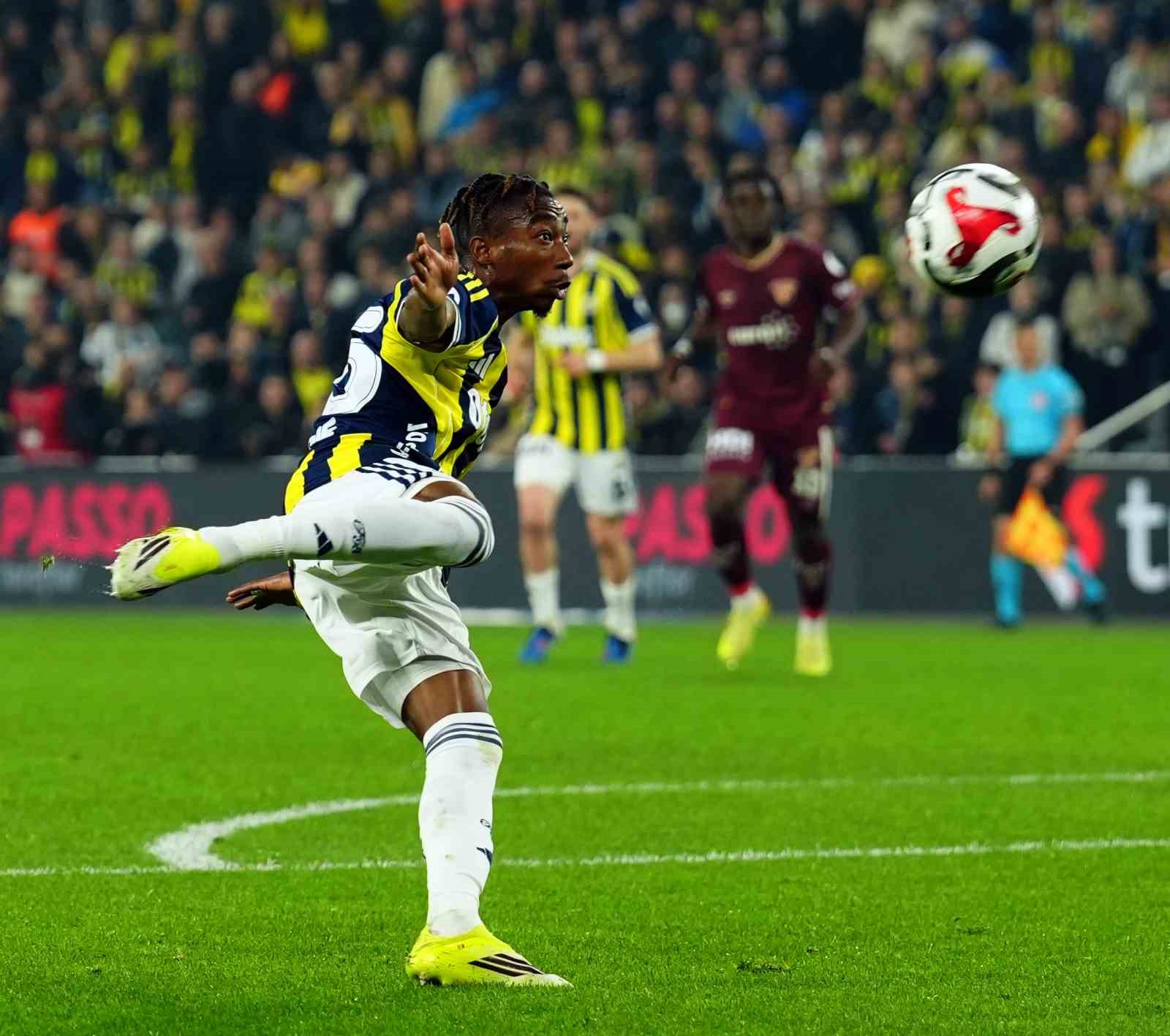 Trendyol Süper Lig: Fenerbahçe: 1 - Göztepe: 1 (İlk yarı)
