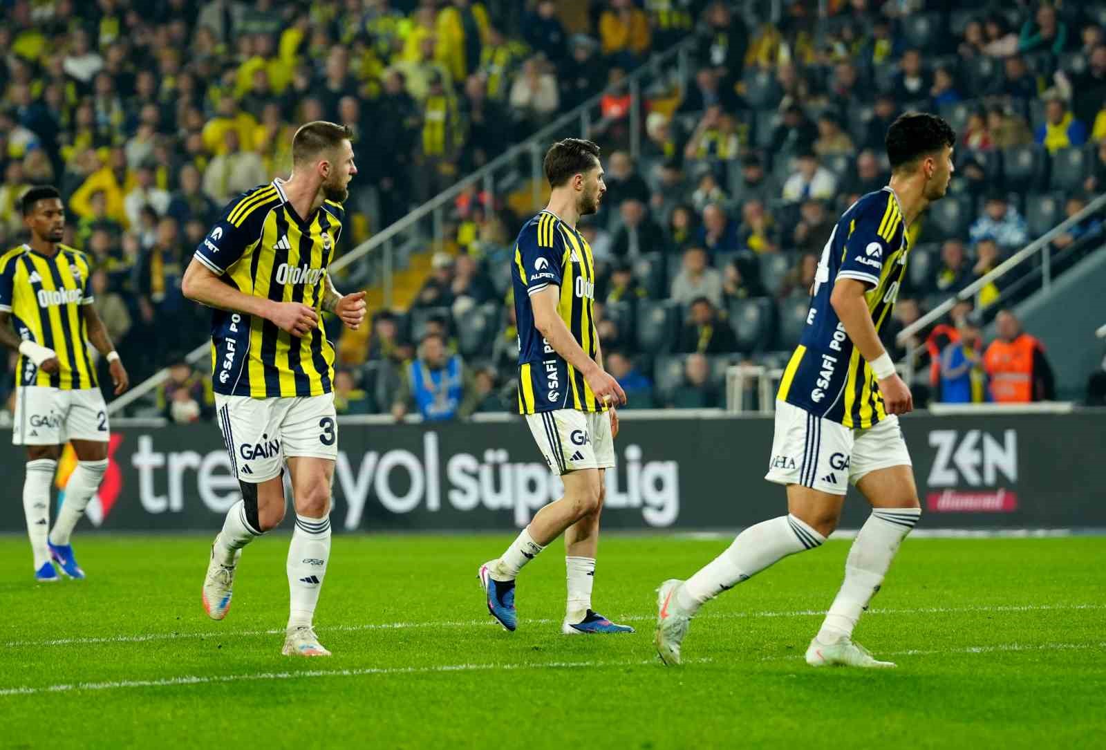 Trendyol Süper Lig: Fenerbahçe: 1 - Göztepe: 1 (İlk yarı)
