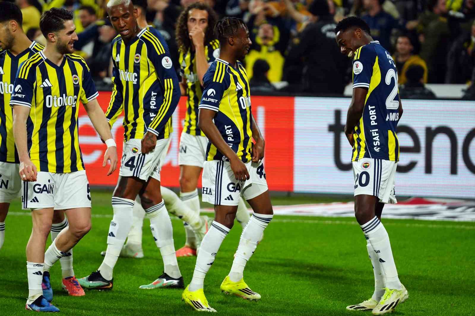 Trendyol Süper Lig: Fenerbahçe: 1 - Göztepe: 1 (İlk yarı)
