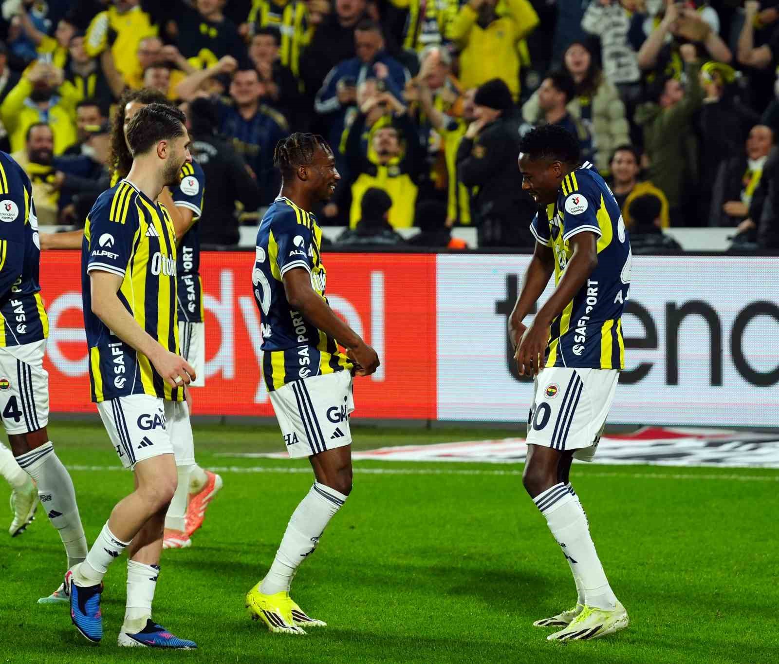 Trendyol Süper Lig: Fenerbahçe: 1 - Göztepe: 1 (İlk yarı)
