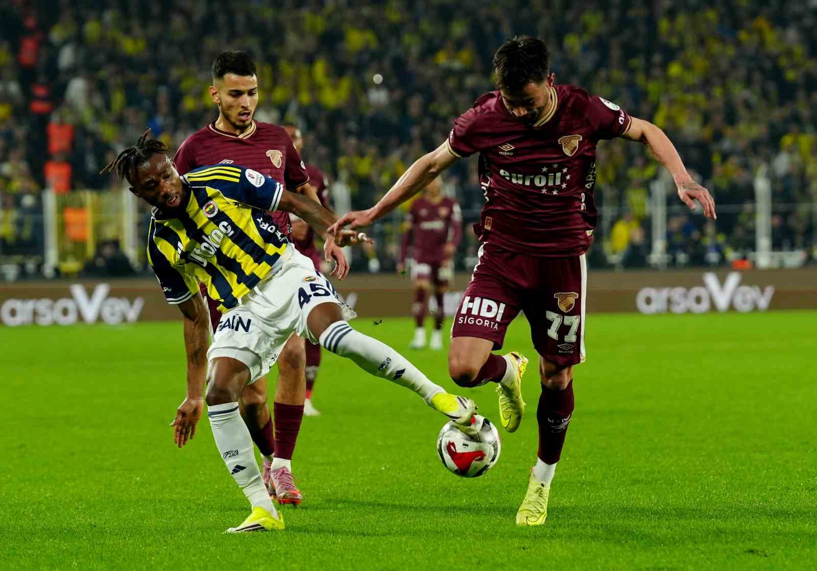 Trendyol Süper Lig: Fenerbahçe: 1 - Göztepe: 1 (İlk yarı)
