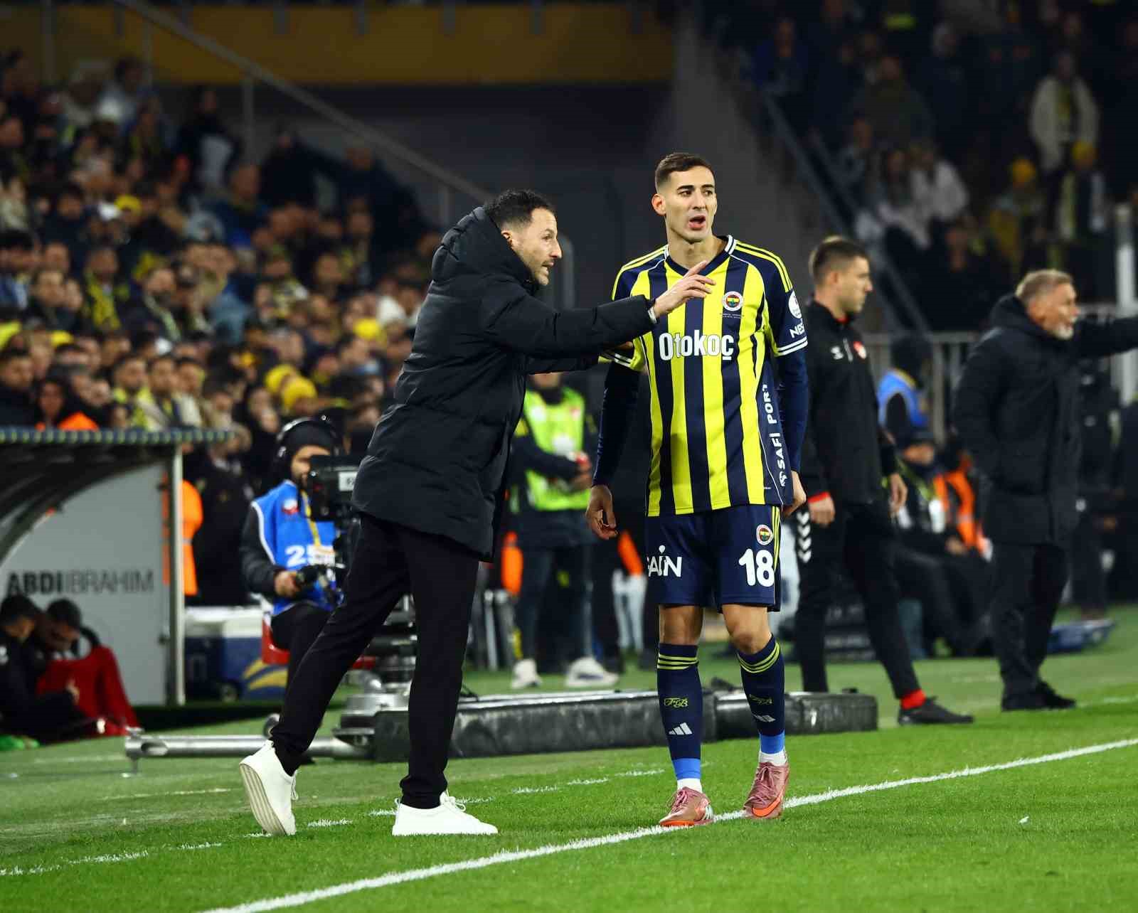 Trendyol Süper Lig: Fenerbahçe: 1 - Samsunspor: 1 (Maç devam ediyor)
