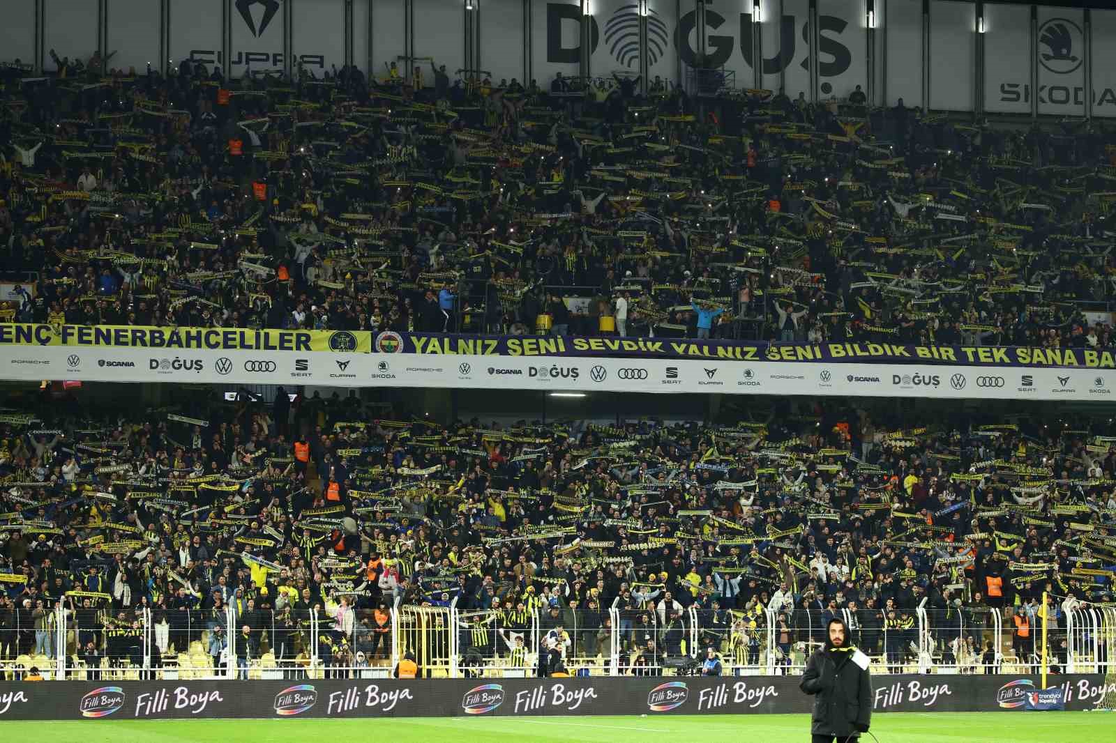 Trendyol Süper Lig: Fenerbahçe: 1 - Samsunspor: 1 (Maç devam ediyor)
