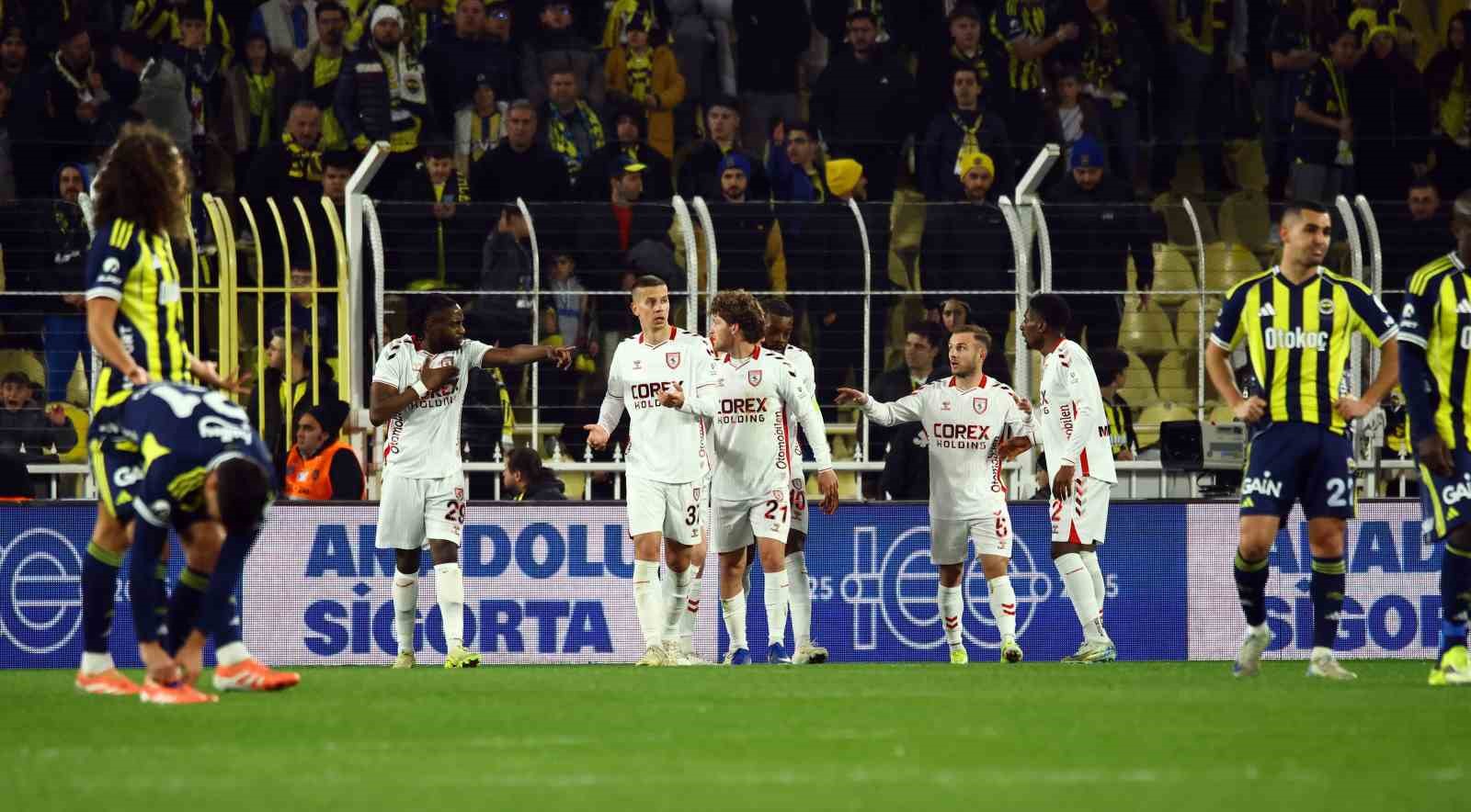 Trendyol Süper Lig: Fenerbahçe: 1 - Samsunspor: 2 (İlk yarı)
