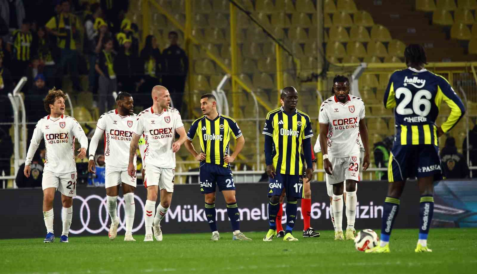 Trendyol Süper Lig: Fenerbahçe: 1 - Samsunspor: 2 (İlk yarı)
