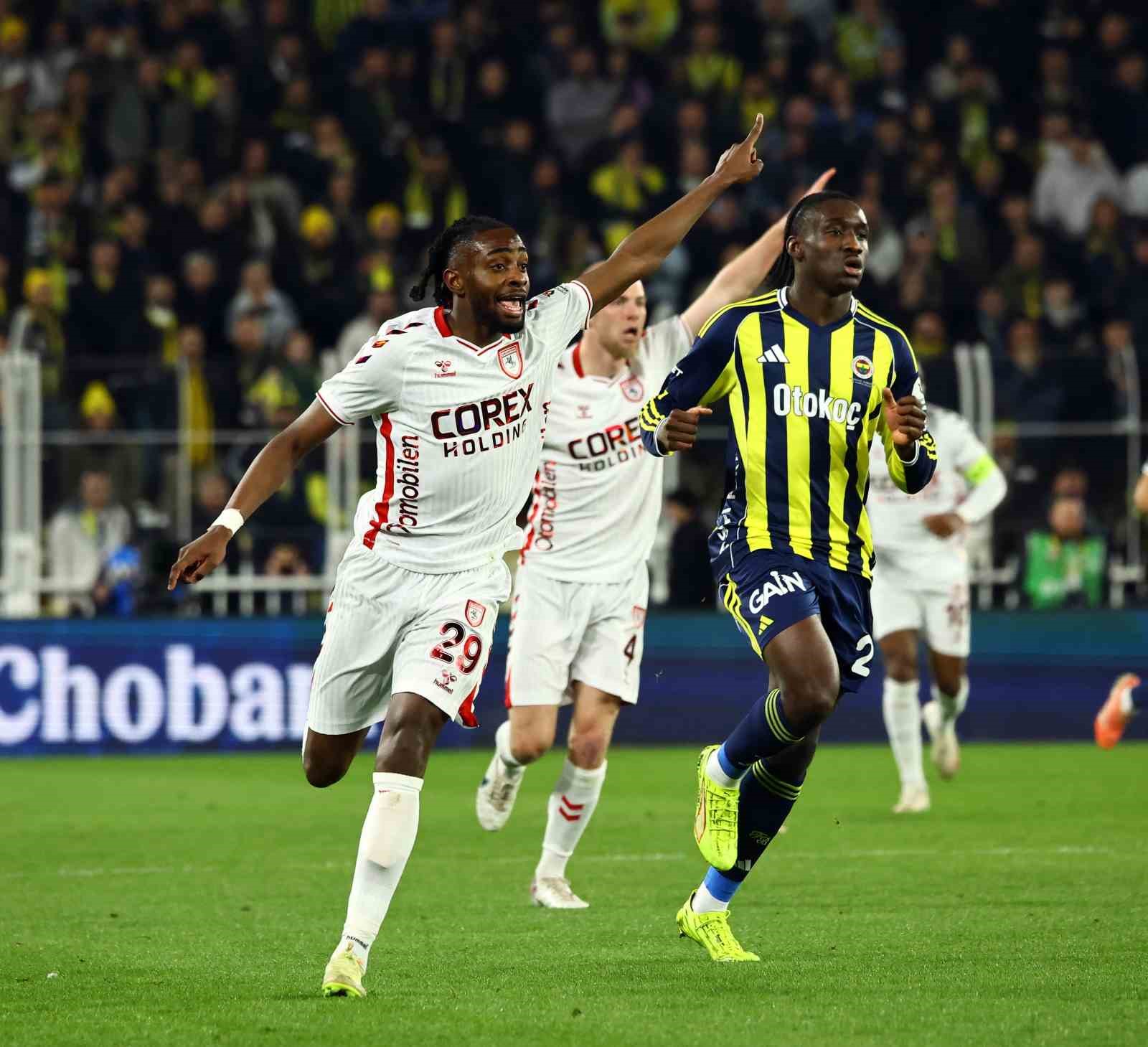 Trendyol Süper Lig: Fenerbahçe: 1 - Samsunspor: 2 (İlk yarı)
