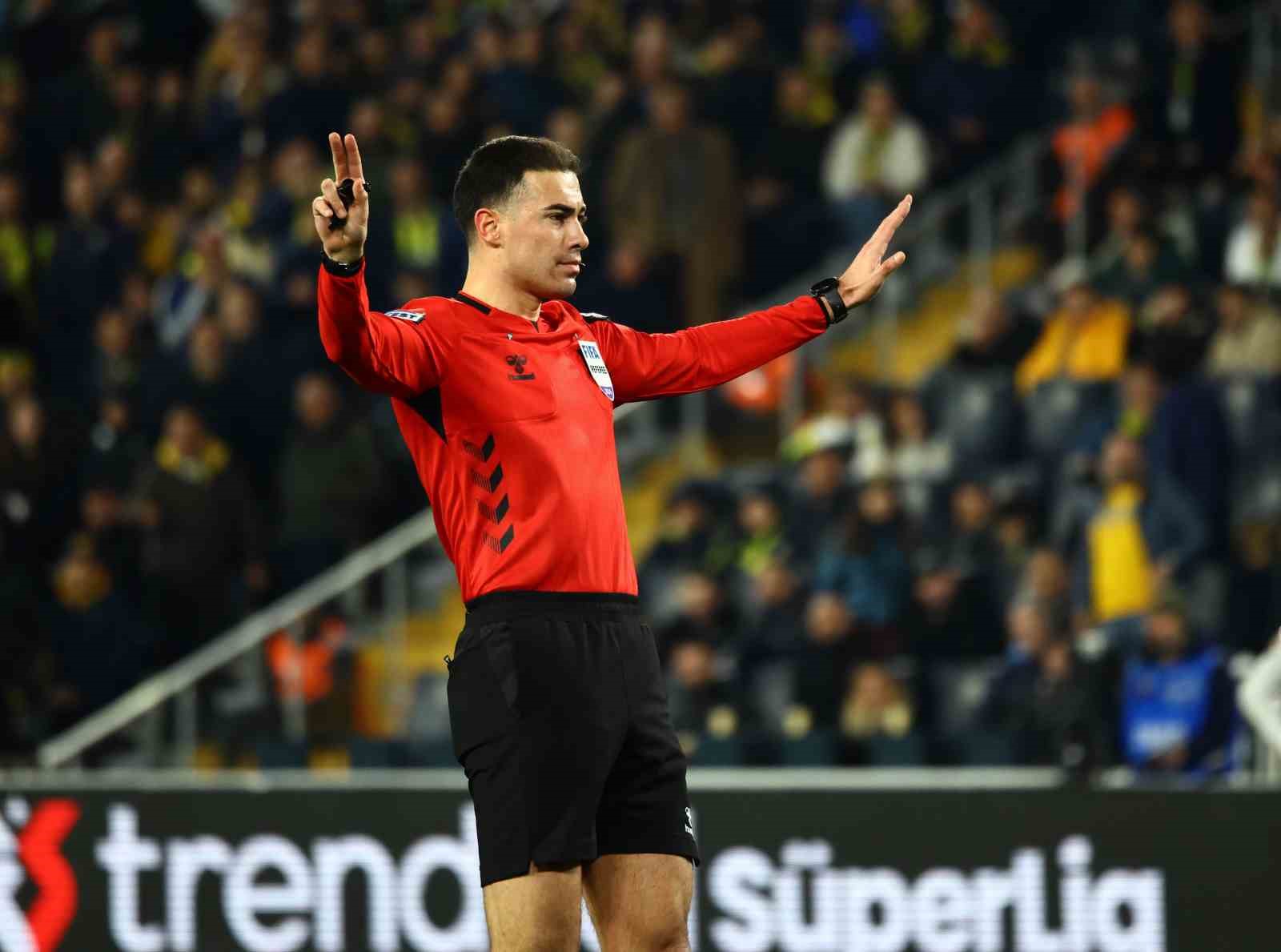 Trendyol Süper Lig: Fenerbahçe: 1 - Samsunspor: 2 (İlk yarı)
