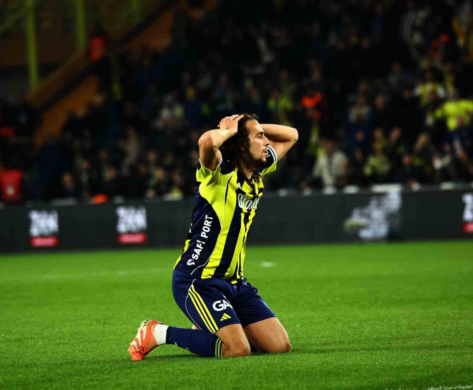 Trendyol Süper Lig: Fenerbahçe: 1 - Samsunspor: 2 (İlk yarı)
