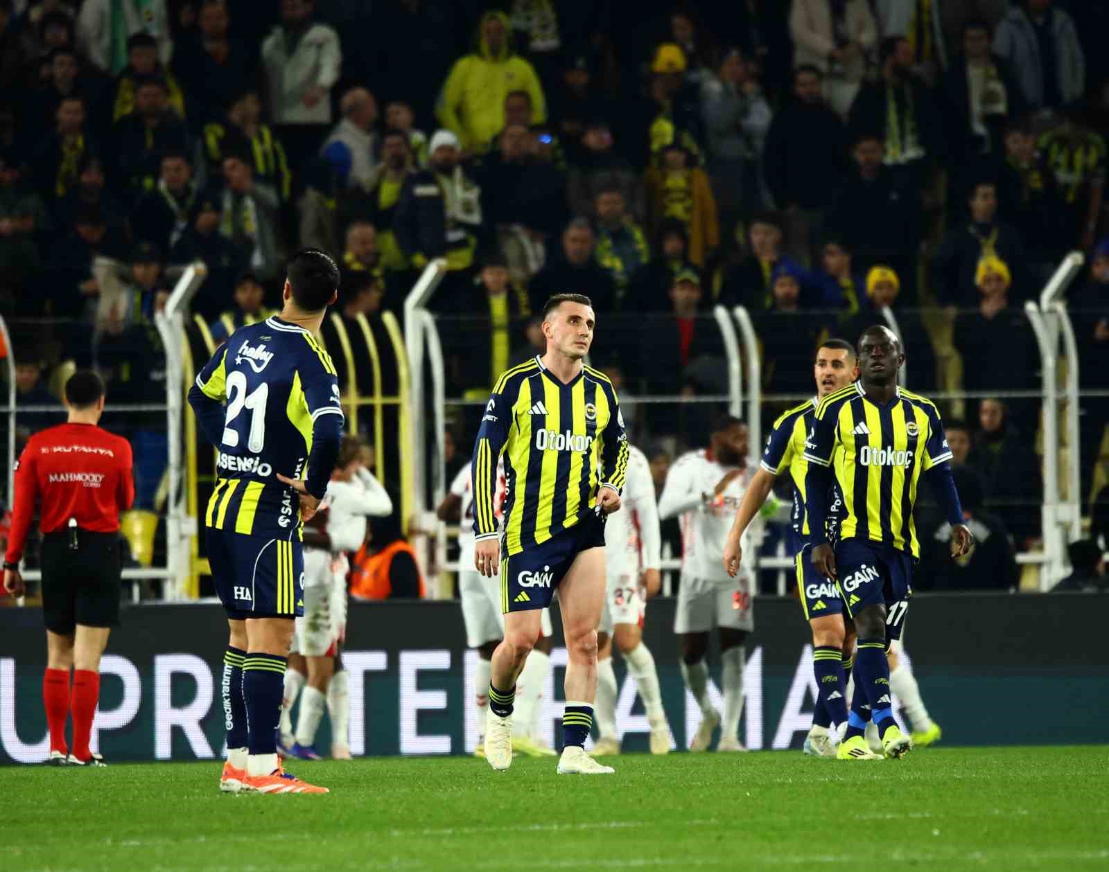 Trendyol Süper Lig: Fenerbahçe: 1 - Samsunspor: 2 (İlk yarı)
