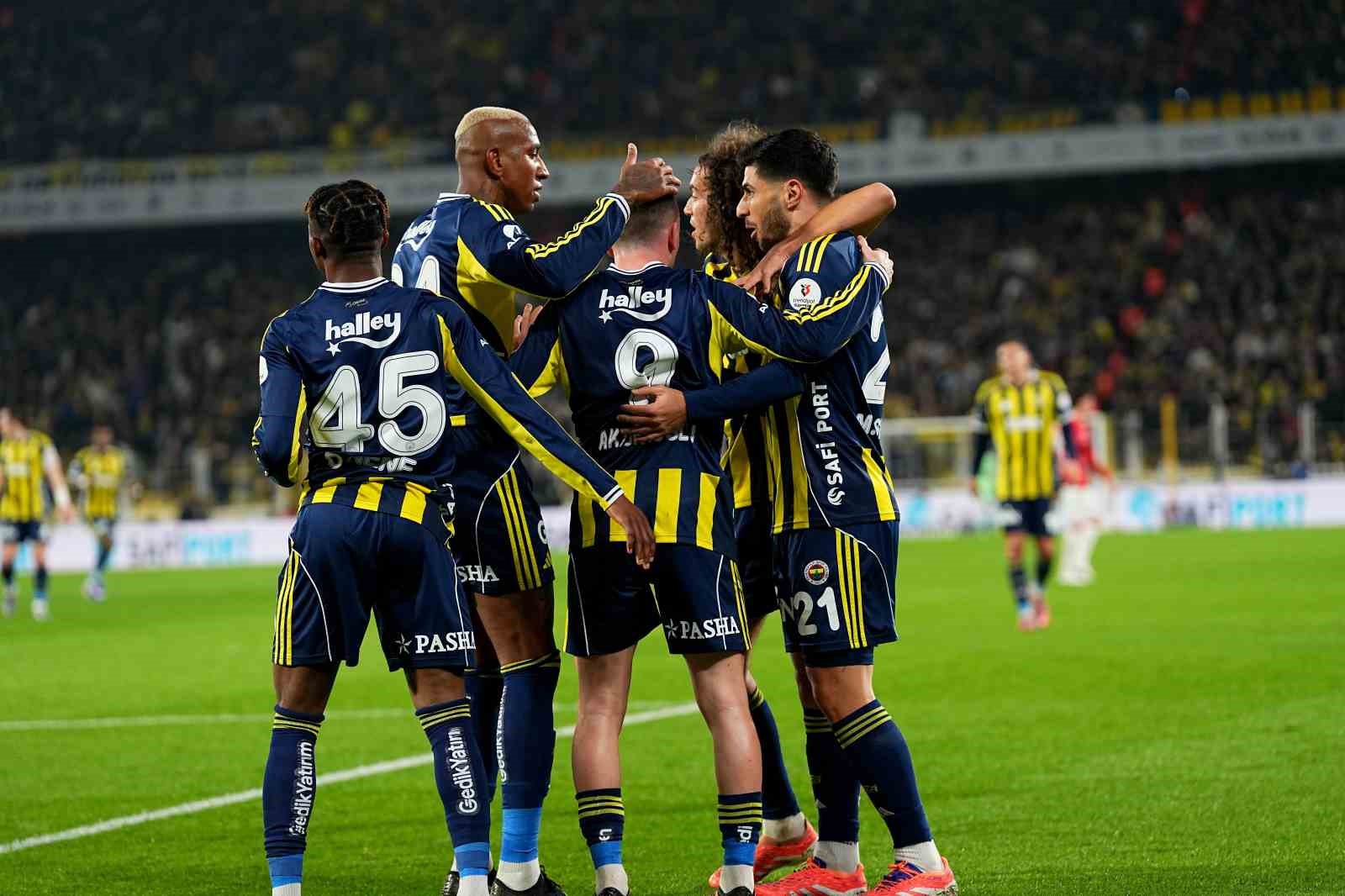 Trendyol Süper Lig: Fenerbahçe: 3 - Gençlerbirliği: 0 (İlk yarı)
