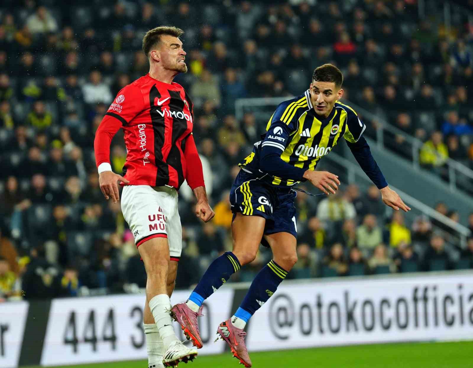 Trendyol Süper Lig: Fenerbahçe: 3 - Gençlerbirliği: 0 (İlk yarı)
