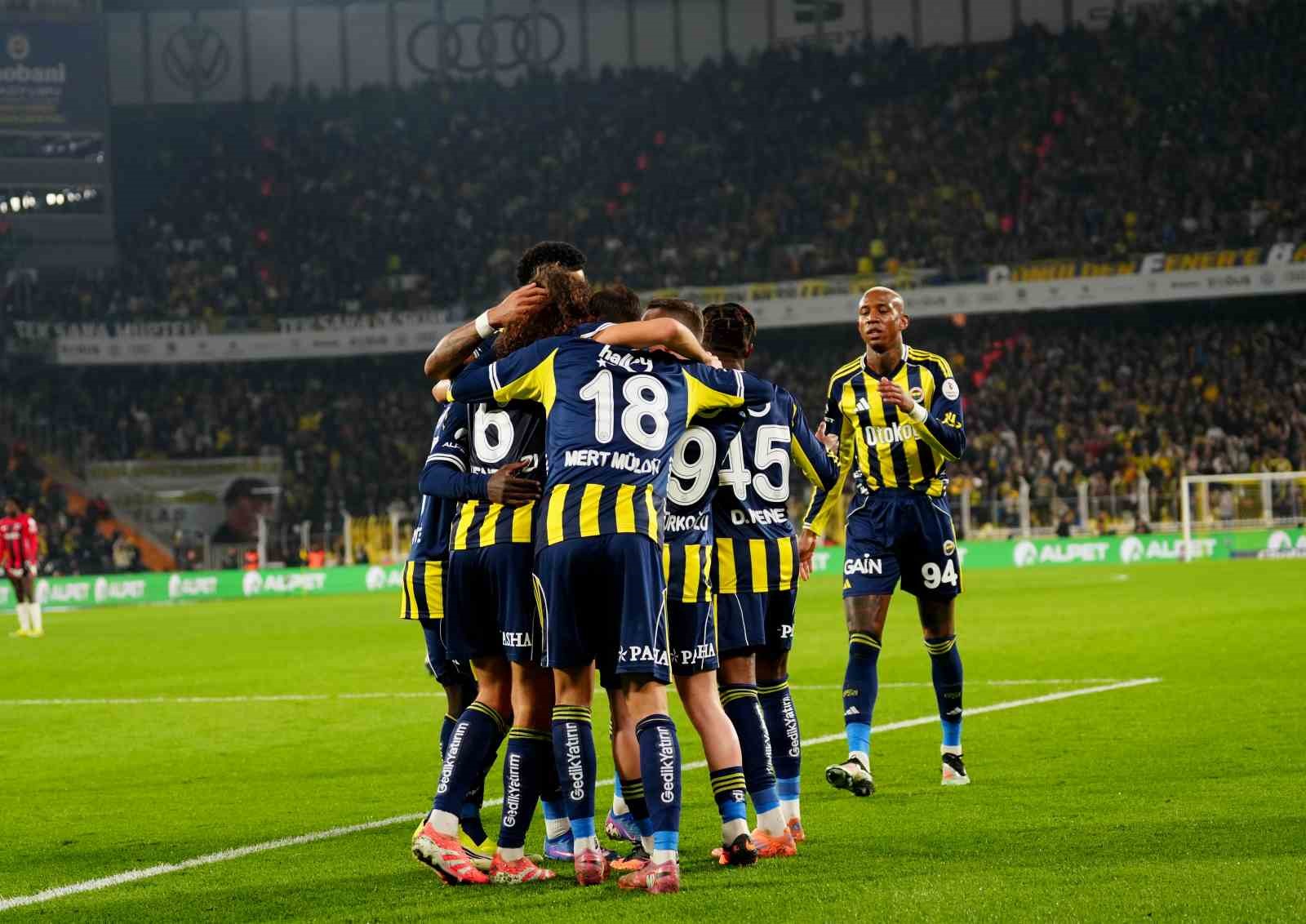Trendyol Süper Lig: Fenerbahçe: 3 - Gençlerbirliği: 0 (İlk yarı)
