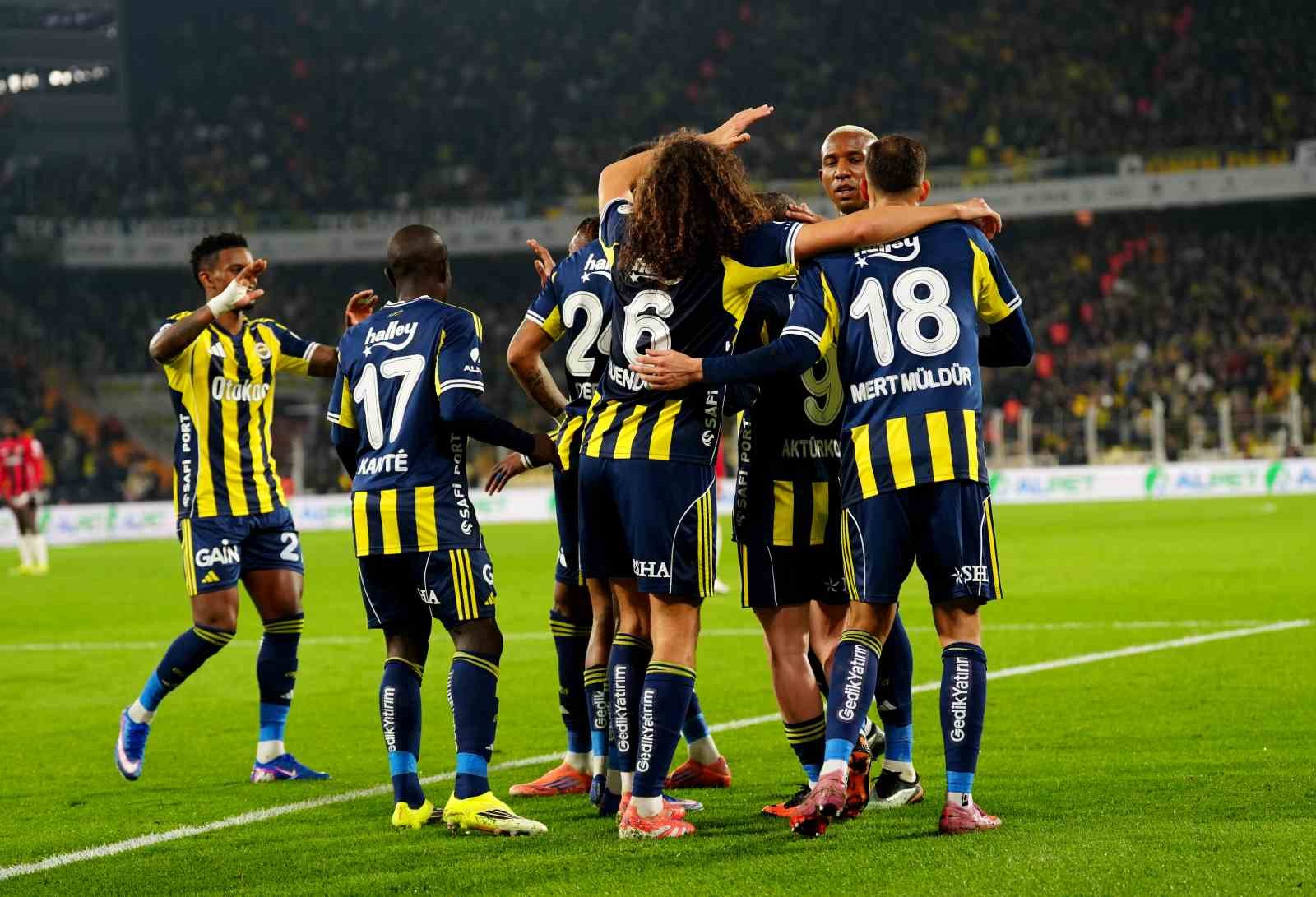 Trendyol Süper Lig: Fenerbahçe: 3 - Gençlerbirliği: 0 (İlk yarı)
