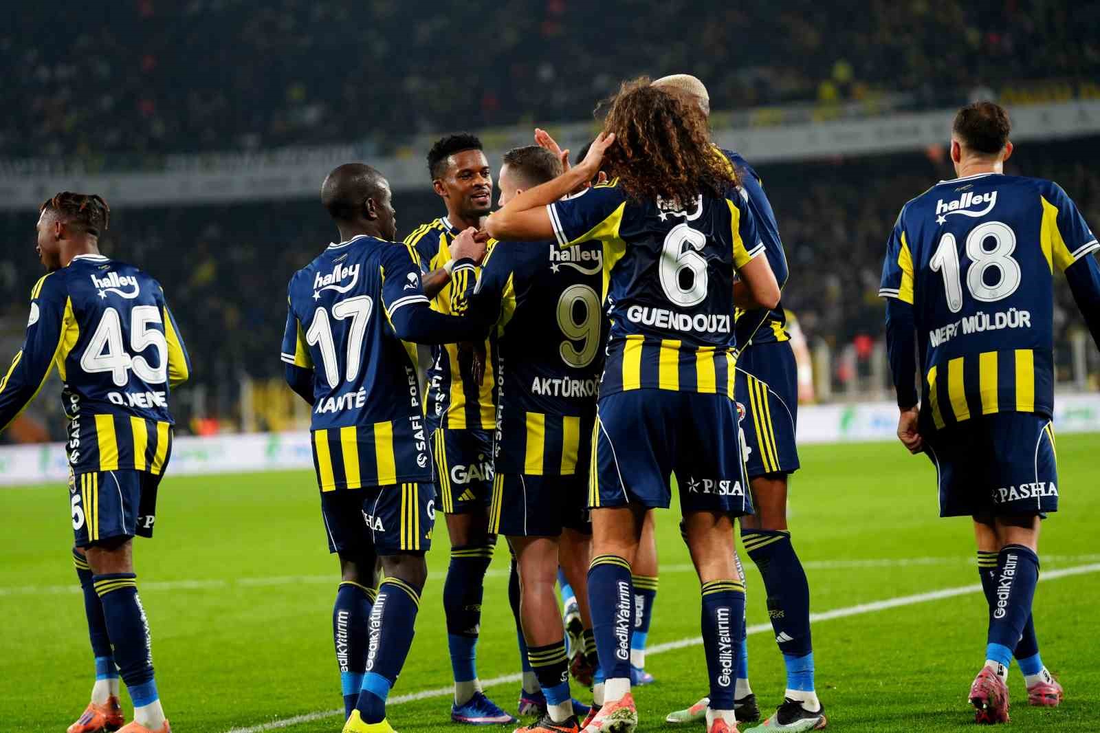 Trendyol Süper Lig: Fenerbahçe: 3 - Gençlerbirliği: 0 (İlk yarı)
