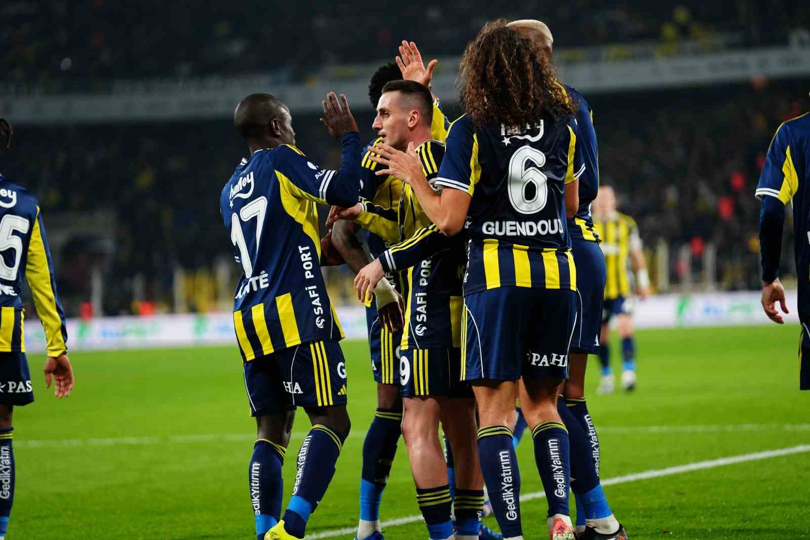Trendyol Süper Lig: Fenerbahçe: 3 - Gençlerbirliği: 0 (İlk yarı)
