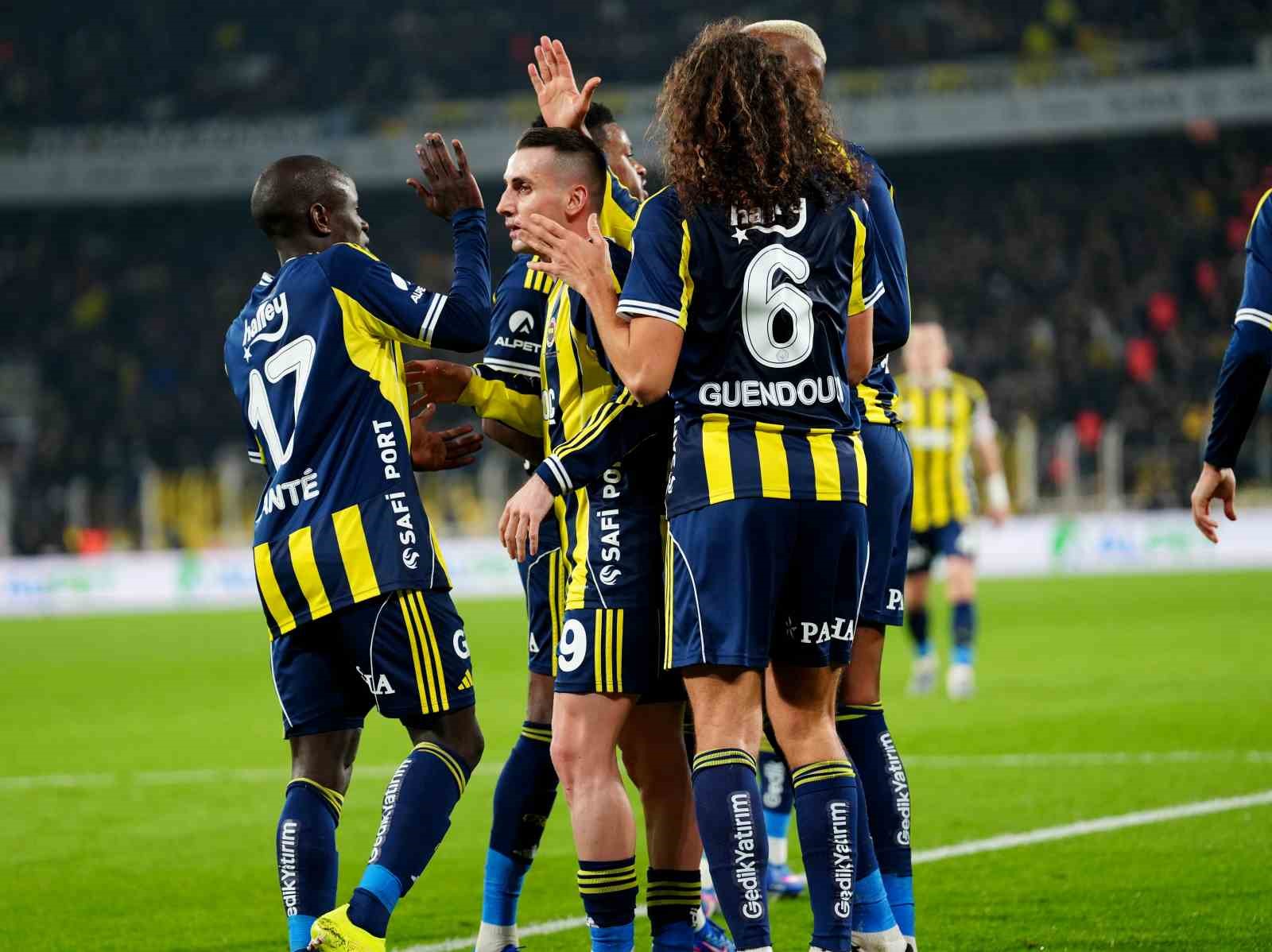 Trendyol Süper Lig: Fenerbahçe: 3 - Gençlerbirliği: 0 (İlk yarı)
