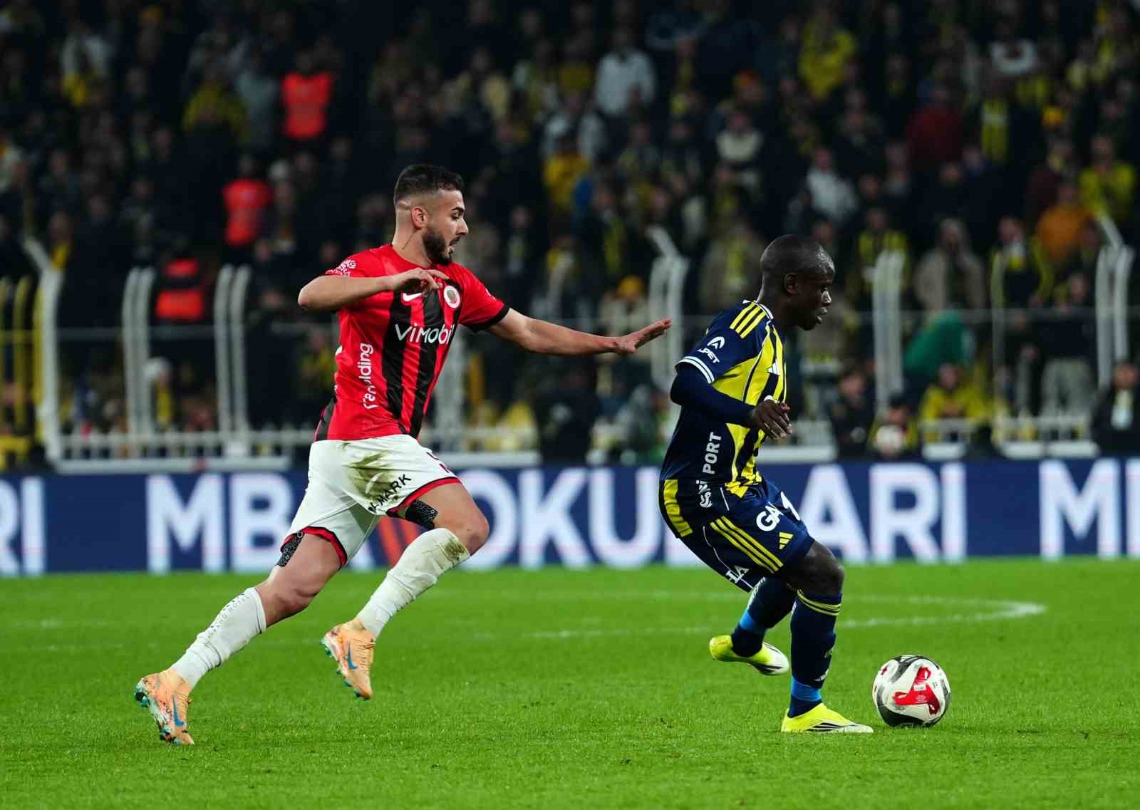 Trendyol Süper Lig: Fenerbahçe: 3 - Gençlerbirliği: 0 (İlk yarı)
