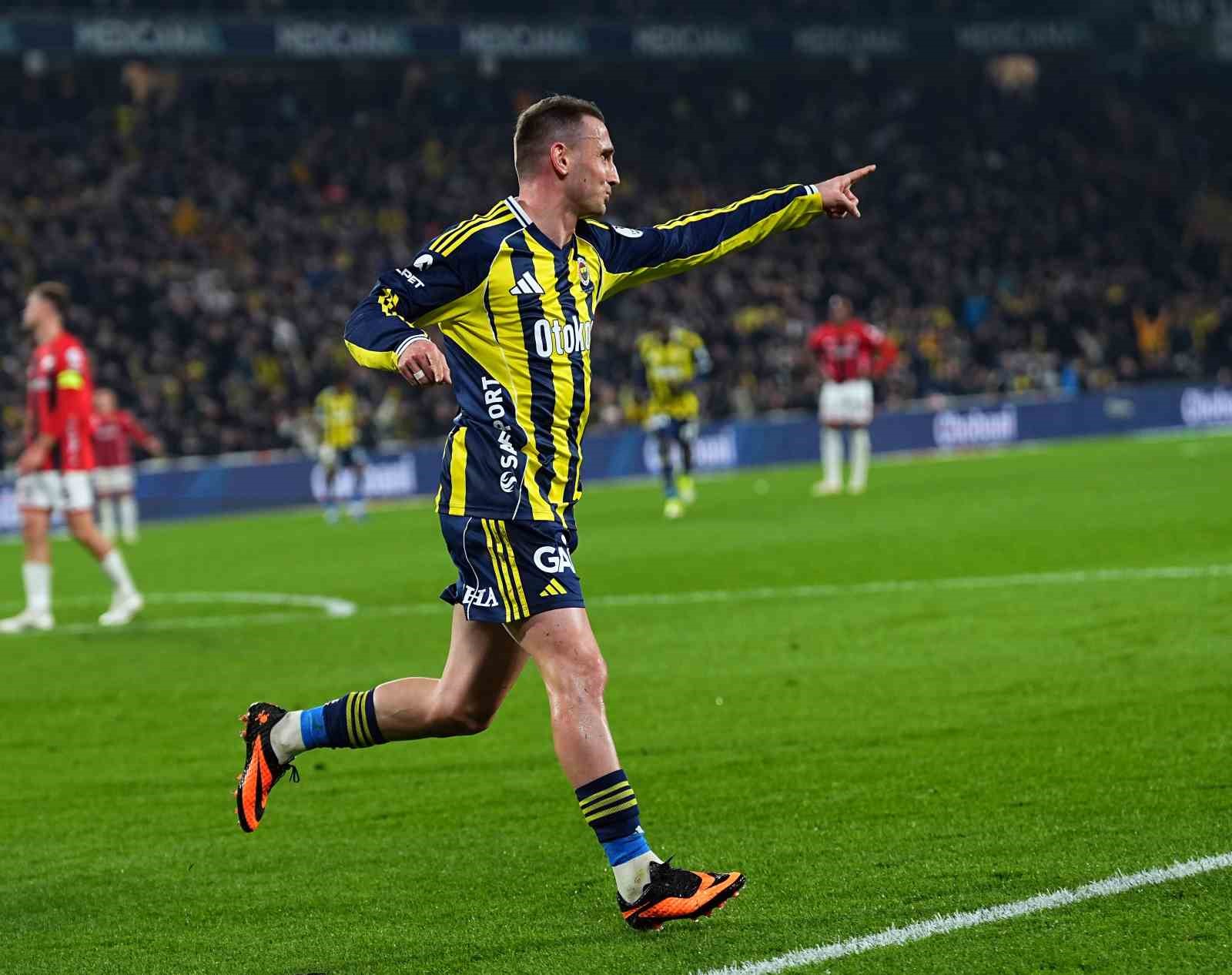 Trendyol Süper Lig: Fenerbahçe: 3 - Gençlerbirliği: 0 (İlk yarı)
