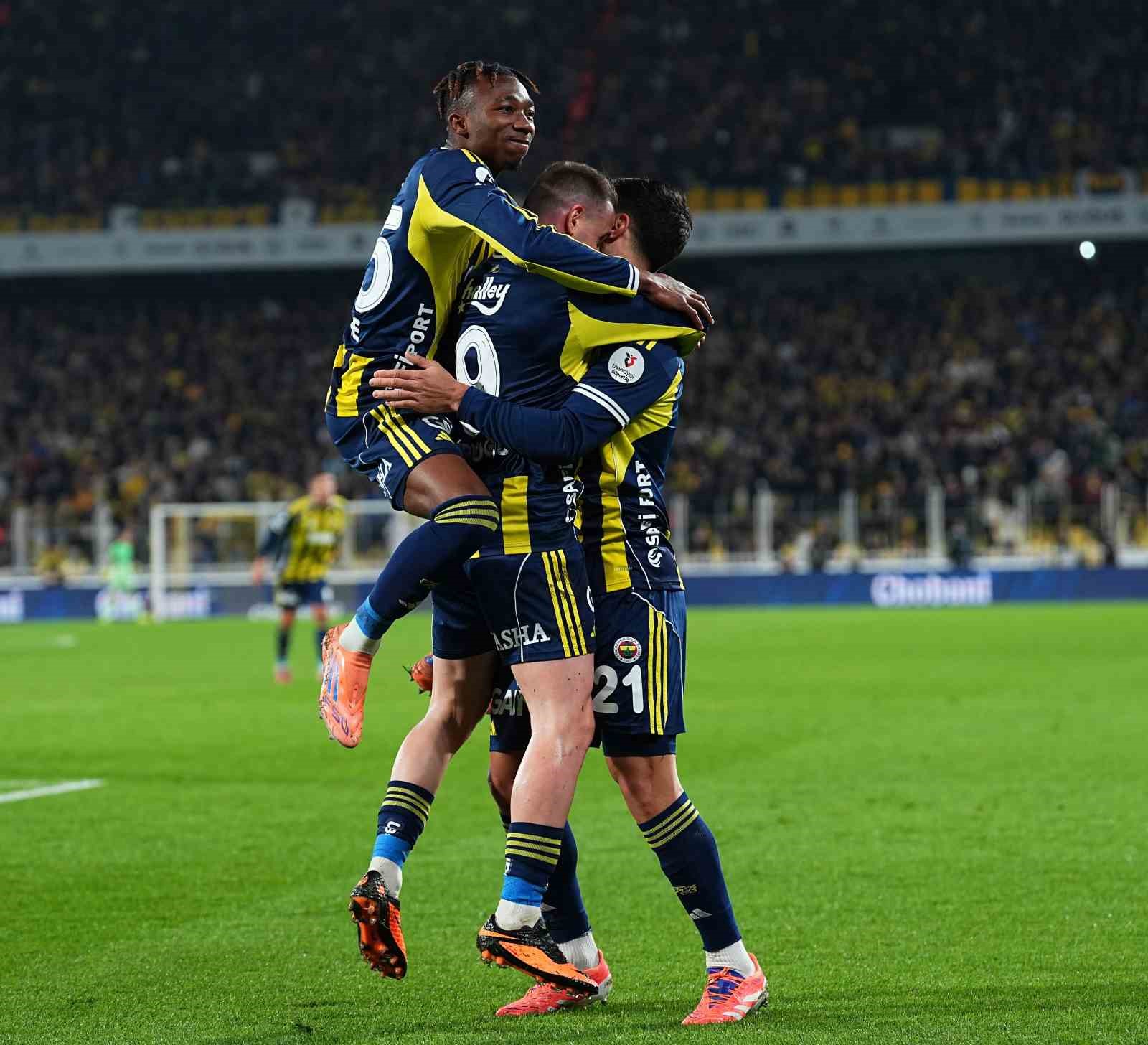 Trendyol Süper Lig: Fenerbahçe: 3 - Gençlerbirliği: 0 (İlk yarı)
