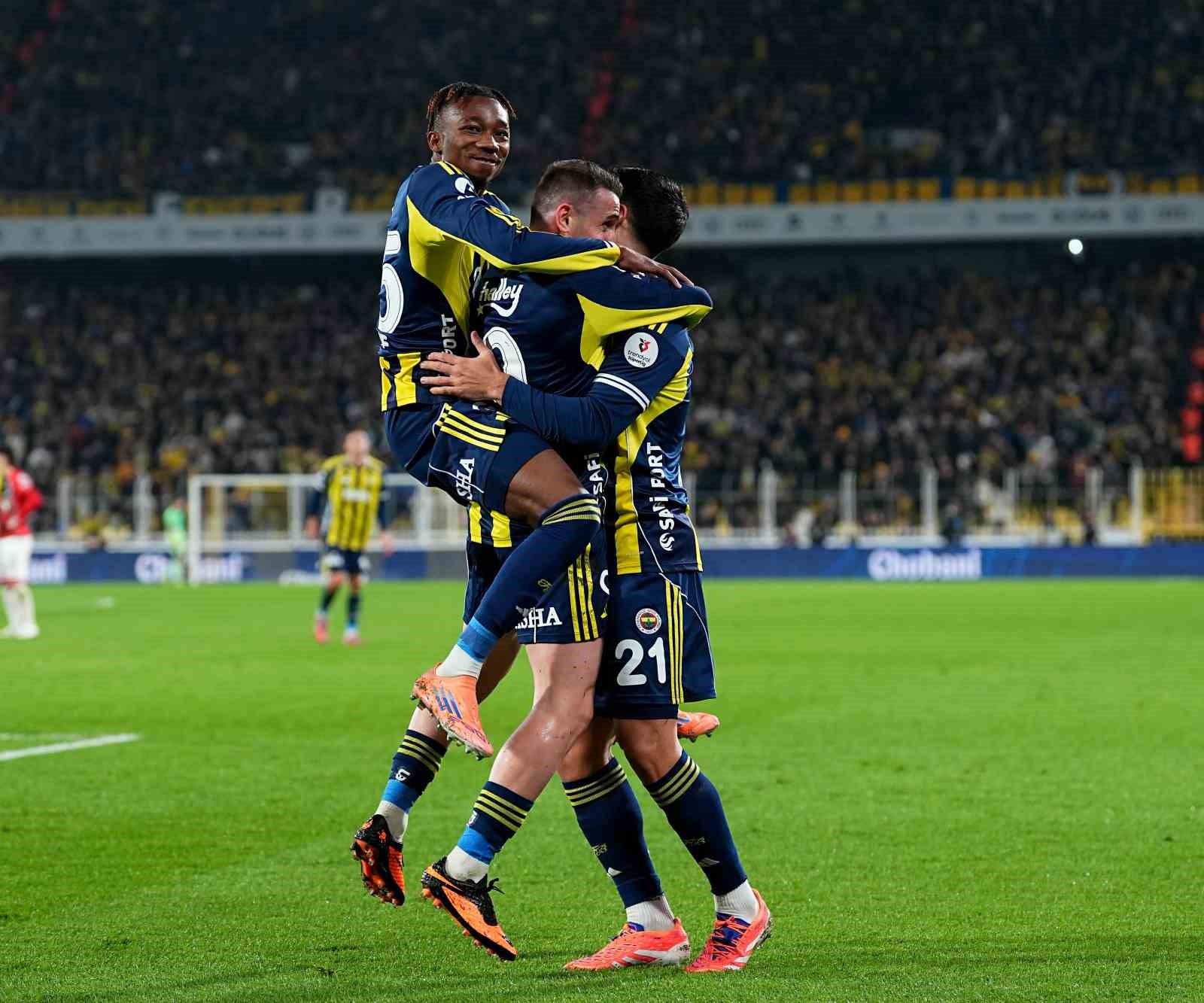 Trendyol Süper Lig: Fenerbahçe: 3 - Gençlerbirliği: 0 (İlk yarı)
