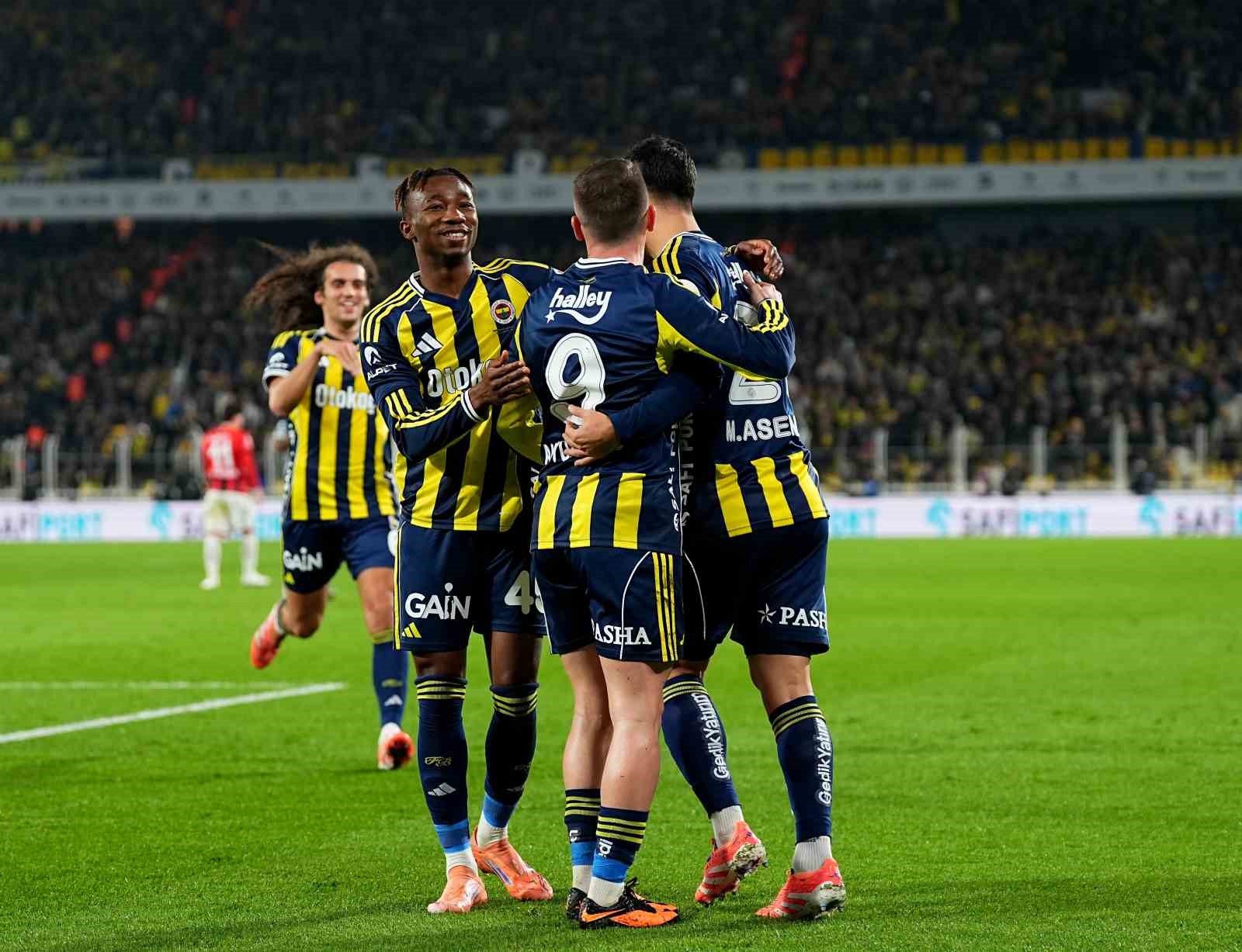 Trendyol Süper Lig: Fenerbahçe: 3 - Gençlerbirliği: 0 (İlk yarı)
