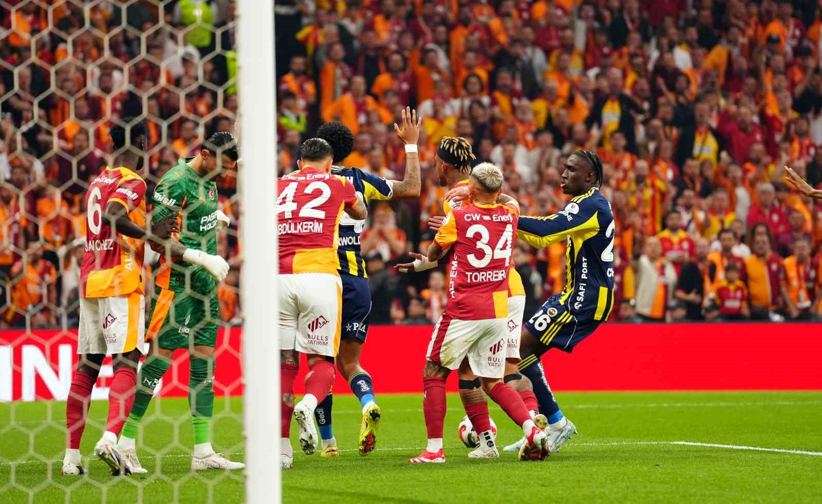 Trendyol Süper Lig: Galatasaray: 0 - Fenerbahçe: 0 (Maç devam ediyor)
