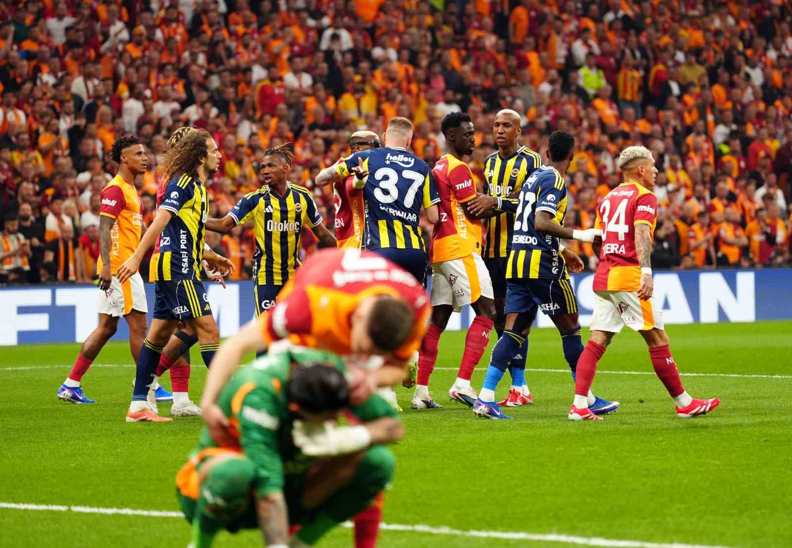 Trendyol Süper Lig: Galatasaray: 0 - Fenerbahçe: 0 (Maç devam ediyor)
