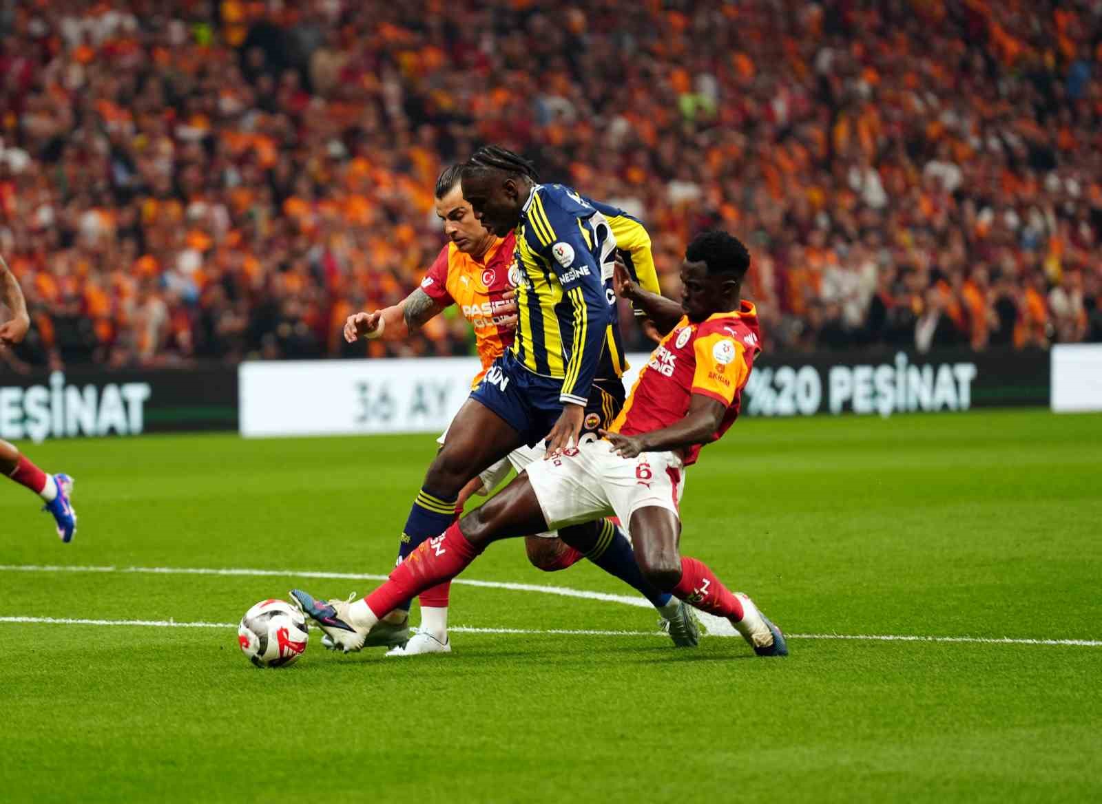Trendyol Süper Lig: Galatasaray: 0 - Fenerbahçe: 0 (Maç devam ediyor)
