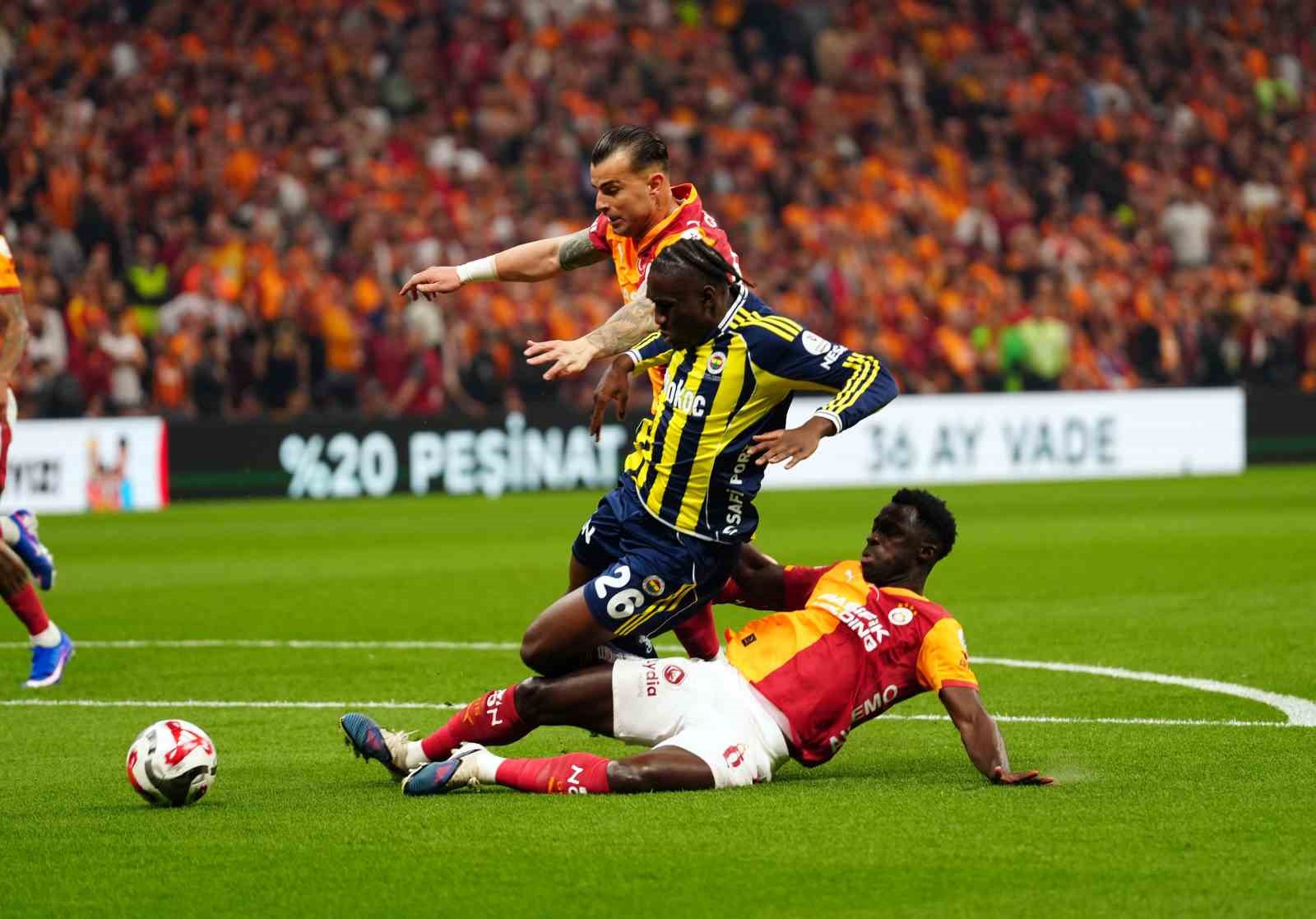 Trendyol Süper Lig: Galatasaray: 0 - Fenerbahçe: 0 (Maç devam ediyor)
