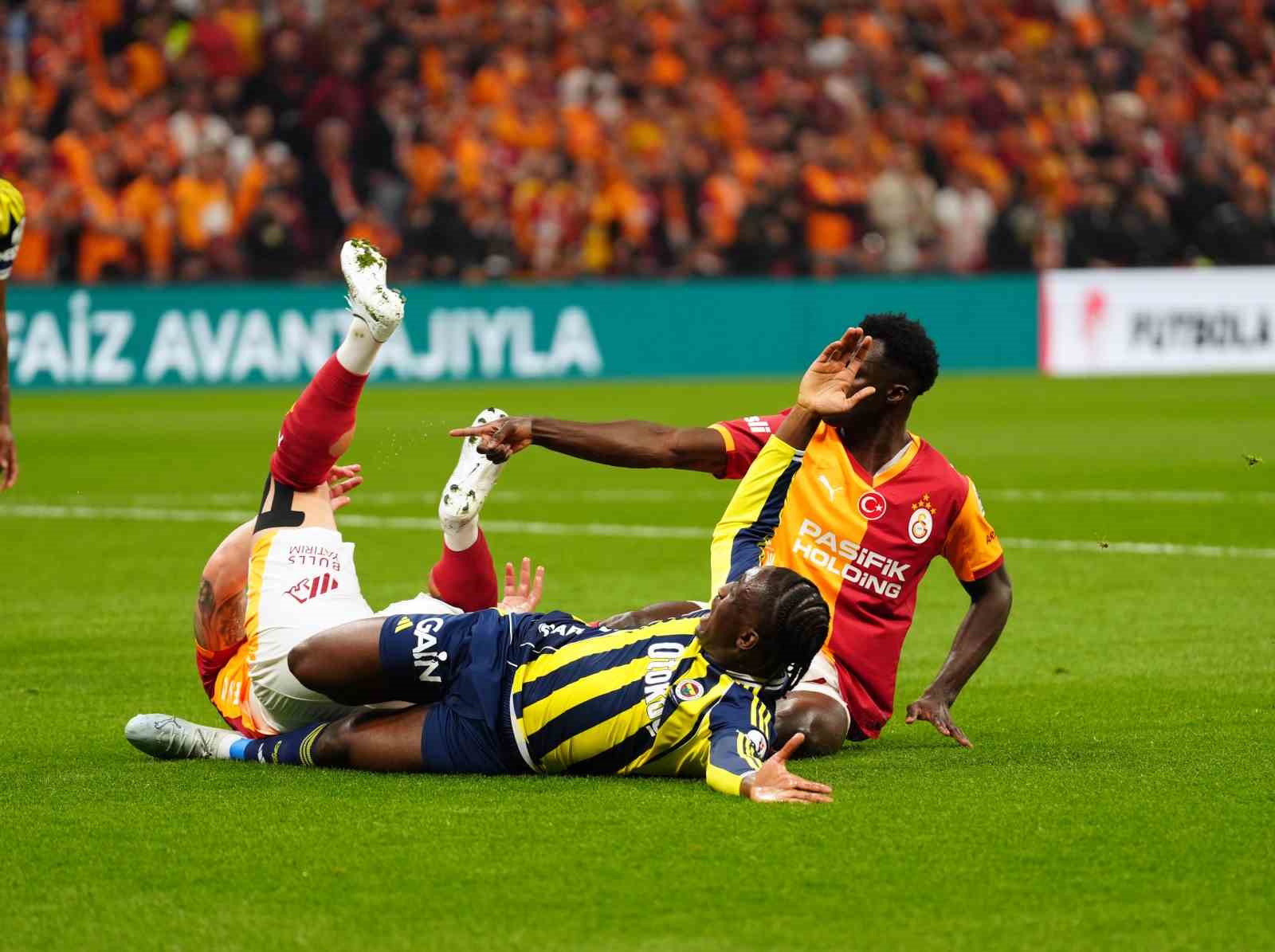 Trendyol Süper Lig: Galatasaray: 0 - Fenerbahçe: 0 (Maç devam ediyor)
