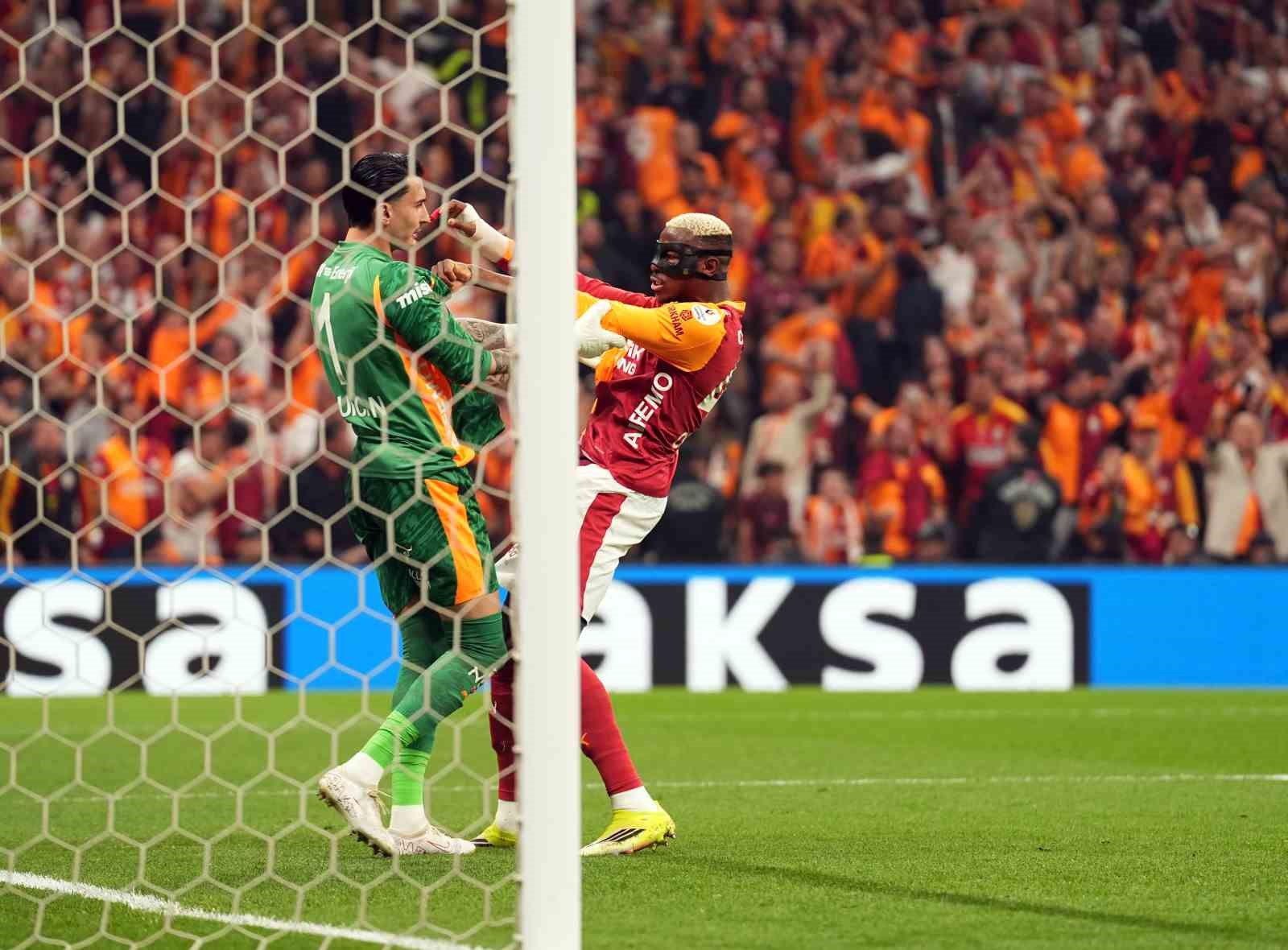 Trendyol Süper Lig: Galatasaray: 0 - Fenerbahçe: 0 (Maç devam ediyor)

