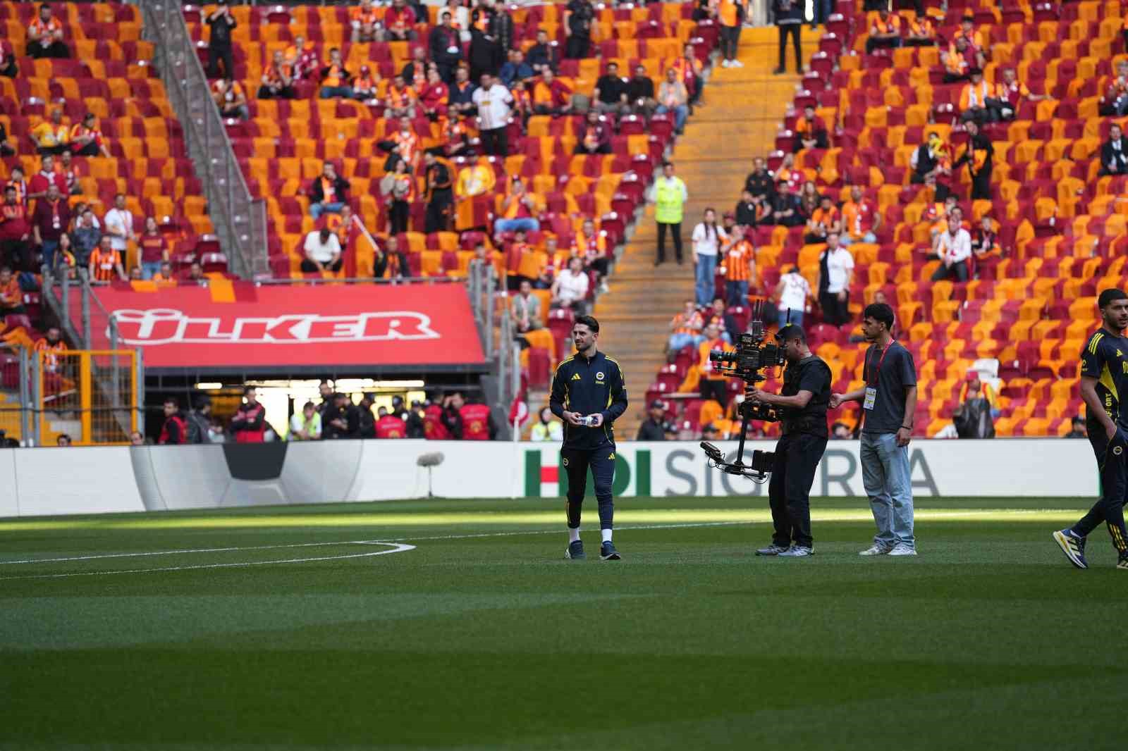 Trendyol Süper Lig: Galatasaray: 0 - Fenerbahçe: 0 (Maç devam ediyor)
