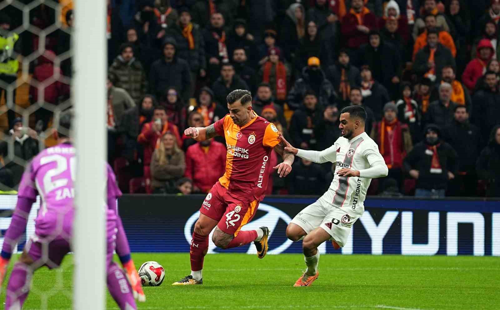 Trendyol Süper Lig: Galatasaray: 0 - Gaziantep FK: 0 (İlk yarı)
