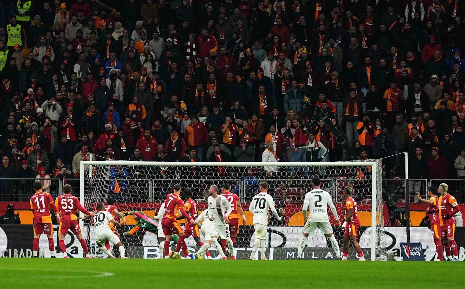 Trendyol Süper Lig: Galatasaray: 0 - Gaziantep FK: 0 (İlk yarı)

