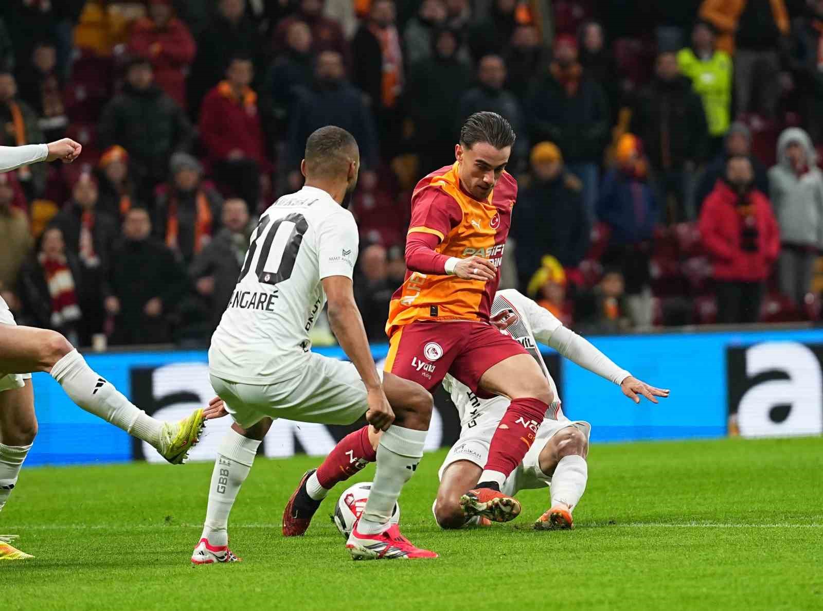 Trendyol Süper Lig: Galatasaray: 0 - Gaziantep FK: 0 (Maç devam ediyor)
