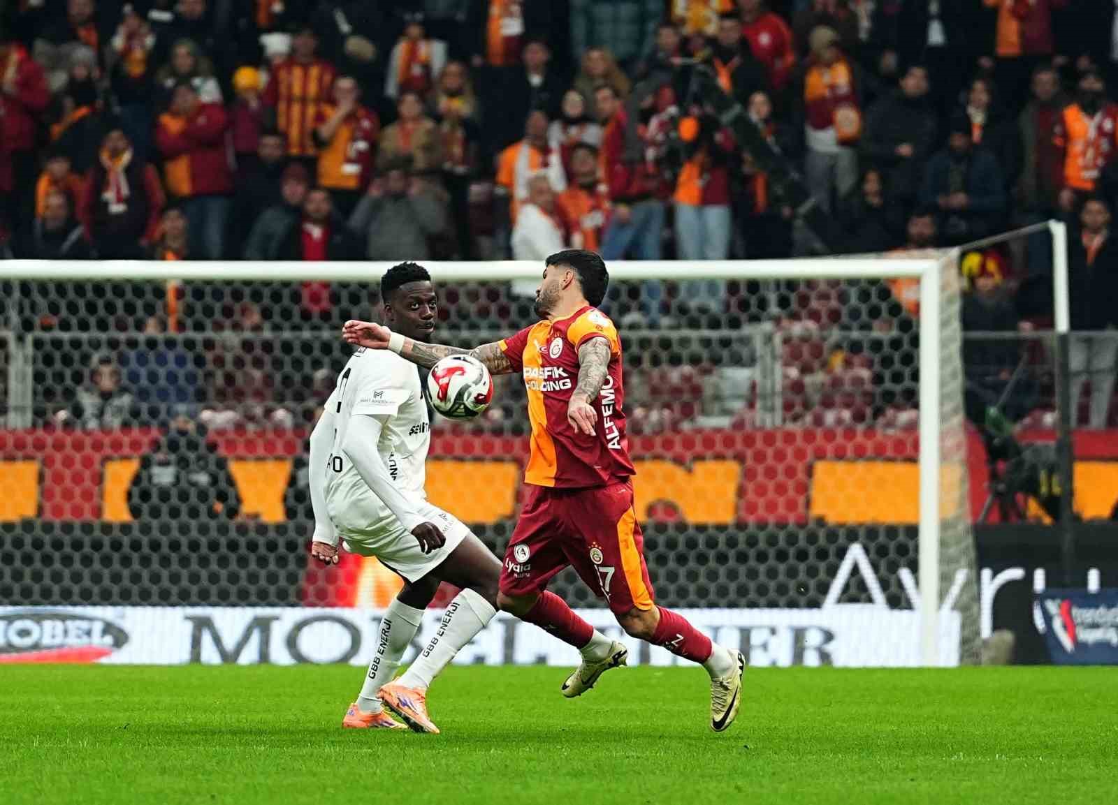 Trendyol Süper Lig: Galatasaray: 0 - Gaziantep FK: 0 (Maç devam ediyor)
