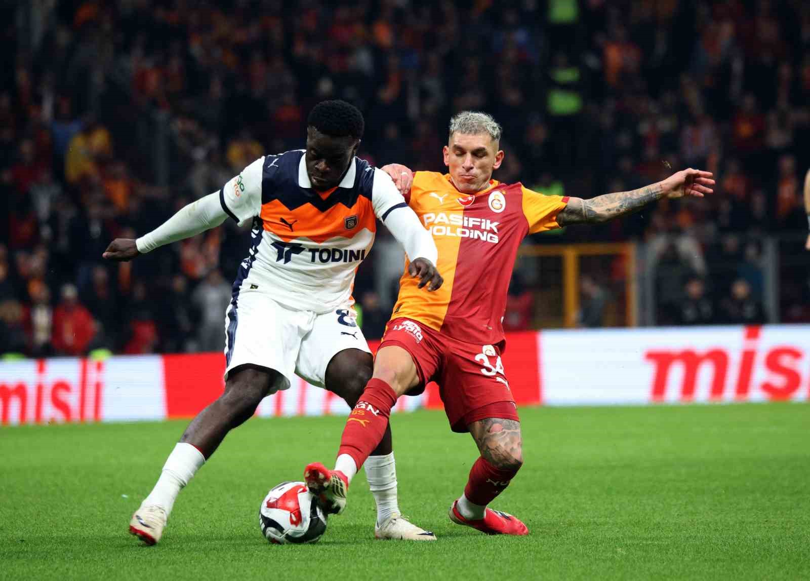 Trendyol Süper Lig: Galatasaray: 0 - RAMS Başakşehir: 0 (İlk yarı)
