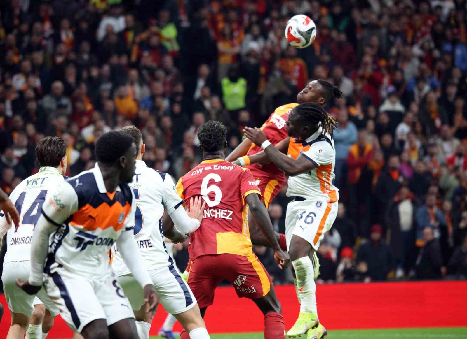 Trendyol Süper Lig: Galatasaray: 0 - RAMS Başakşehir: 0 (İlk yarı)
