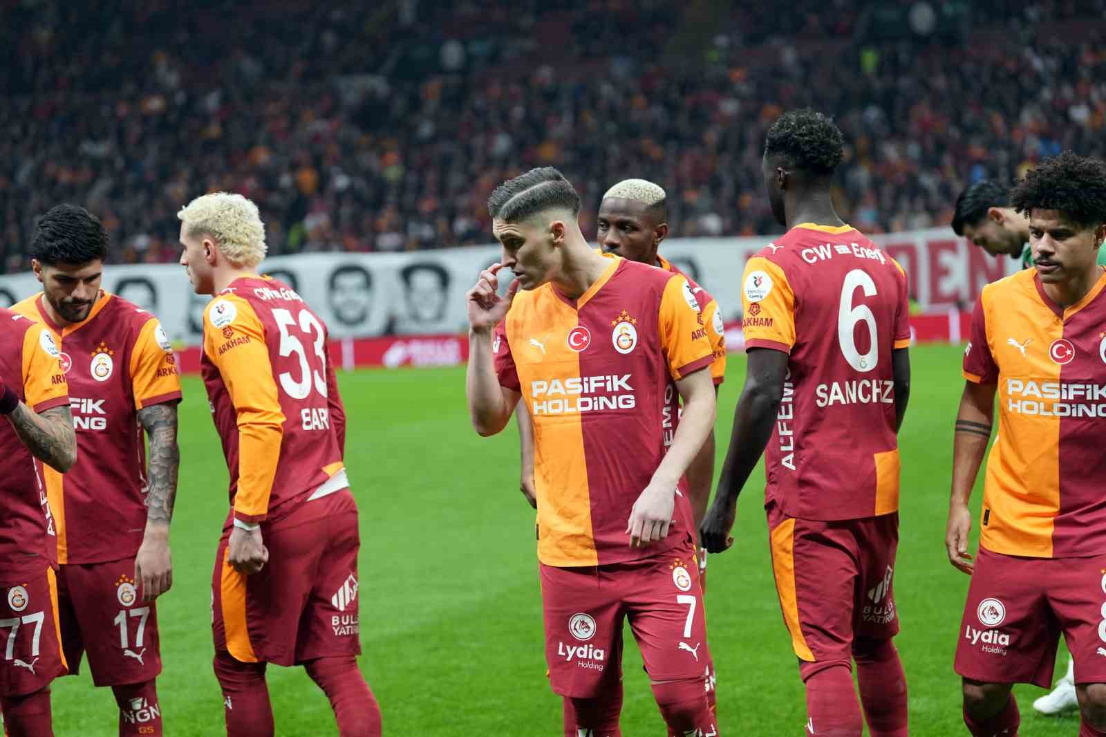 Trendyol Süper Lig: Galatasaray: 0 - RAMS Başakşehir: 0 (İlk yarı)
