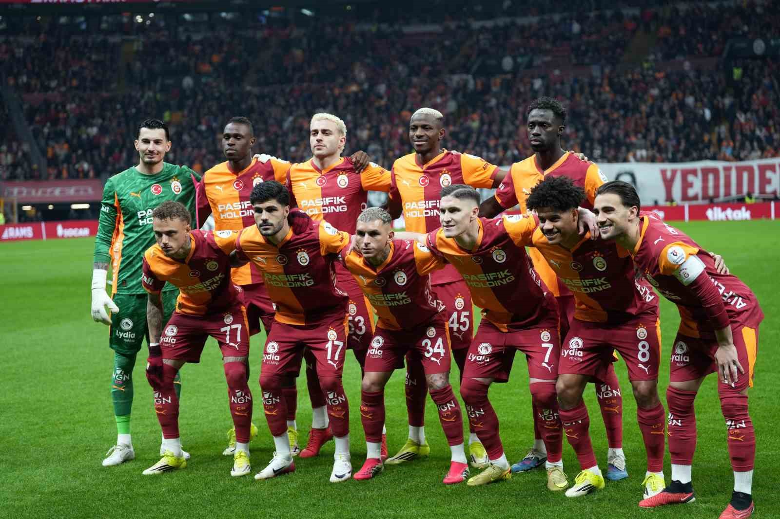 Trendyol Süper Lig: Galatasaray: 0 - RAMS Başakşehir: 0 (İlk yarı)

