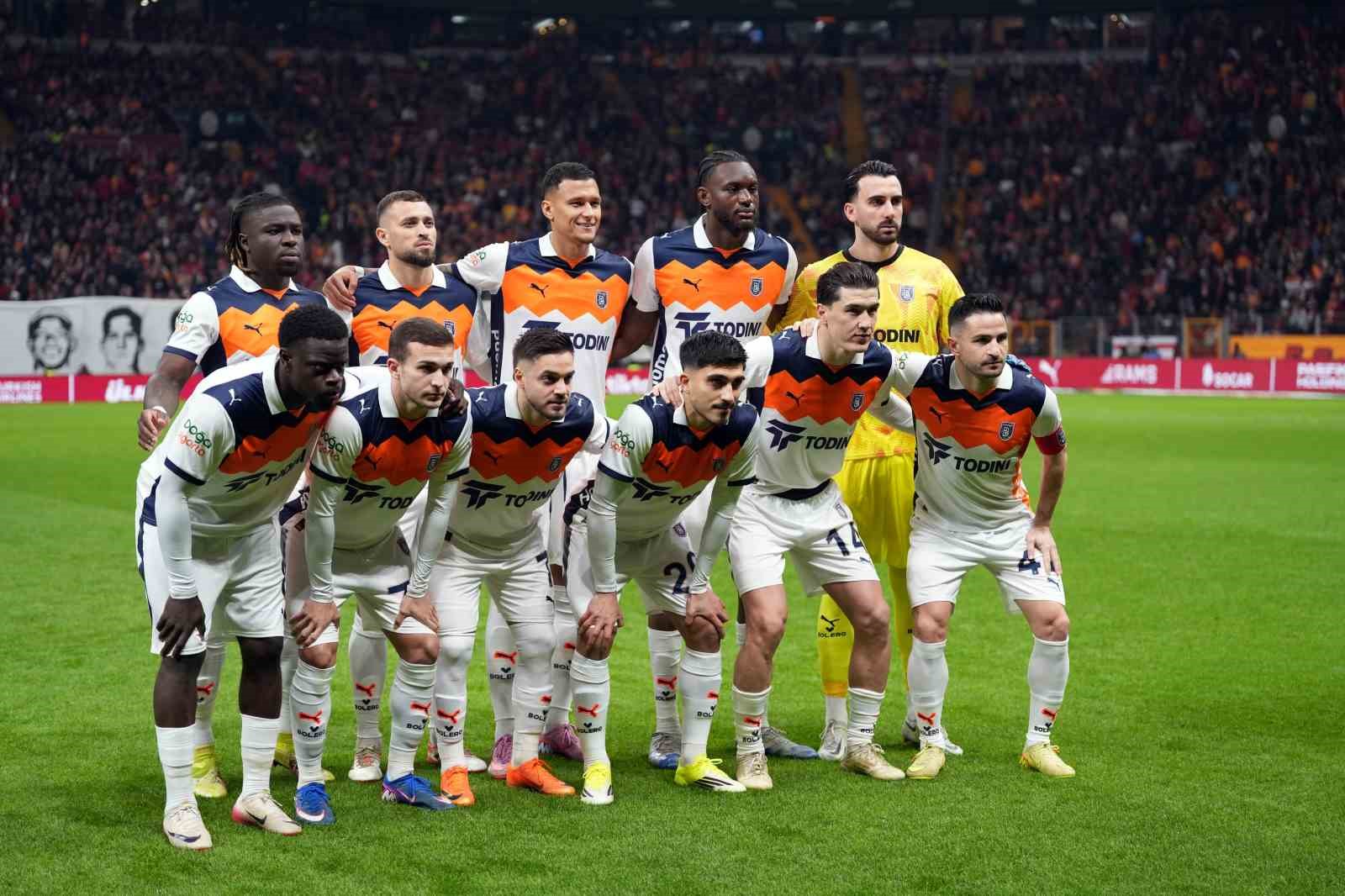 Trendyol Süper Lig: Galatasaray: 0 - RAMS Başakşehir: 0 (İlk yarı)
