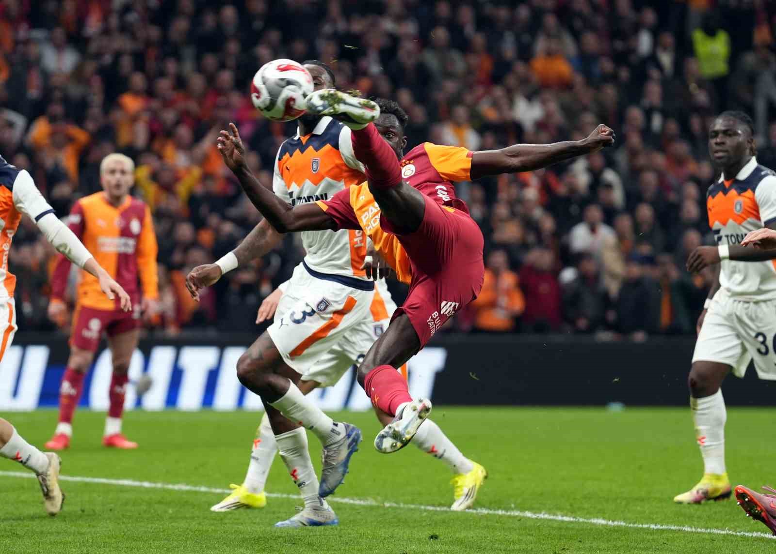 Trendyol Süper Lig: Galatasaray: 0 - RAMS Başakşehir: 0 (İlk yarı)
