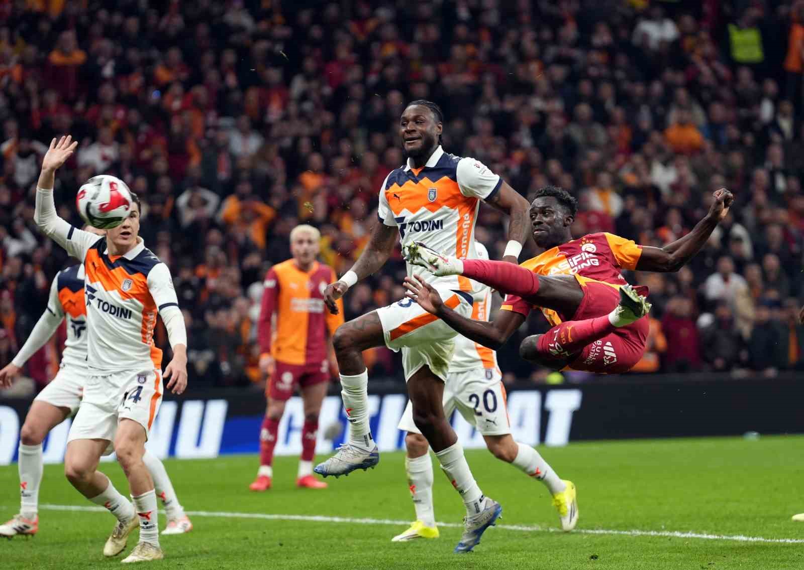 Trendyol Süper Lig: Galatasaray: 0 - RAMS Başakşehir: 0 (İlk yarı)
