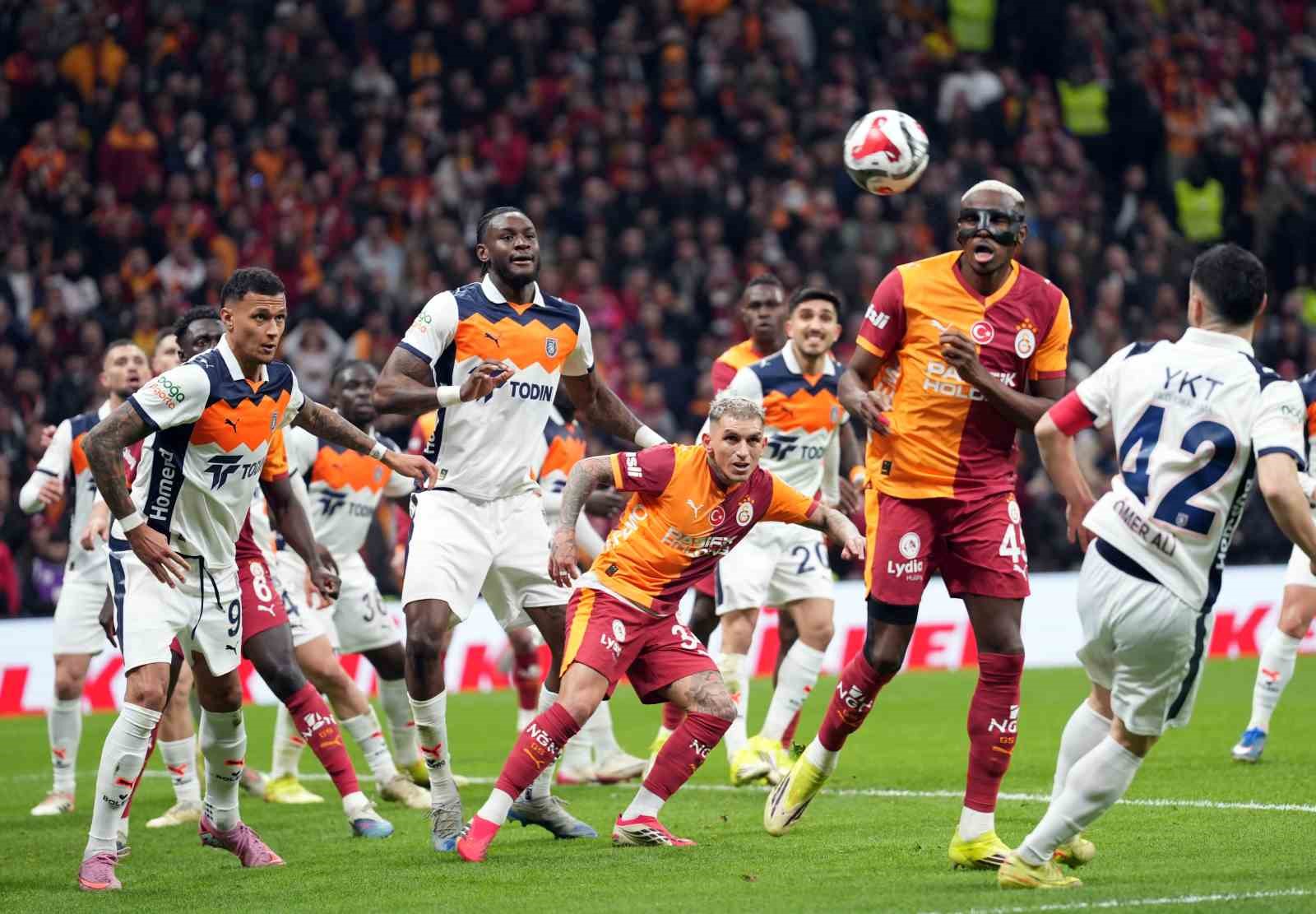 Trendyol Süper Lig: Galatasaray: 0 - RAMS Başakşehir: 0 (İlk yarı)
