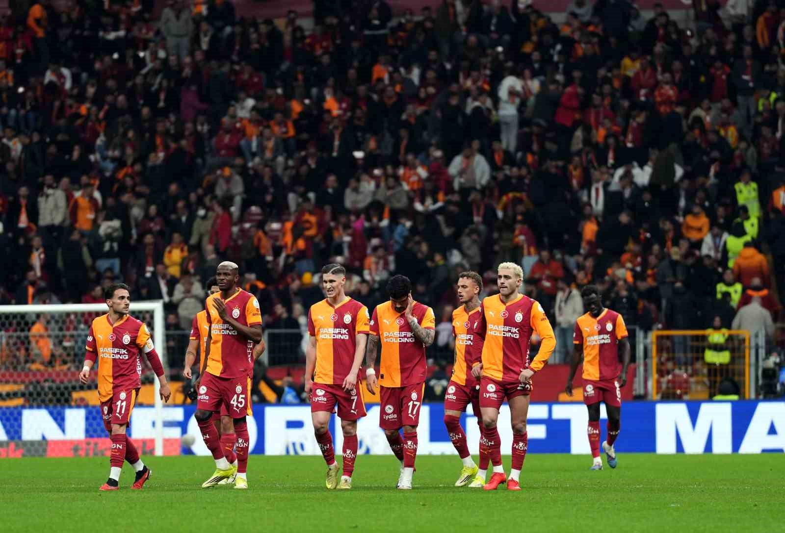 Trendyol Süper Lig: Galatasaray: 0 - RAMS Başakşehir: 0 (İlk yarı)
