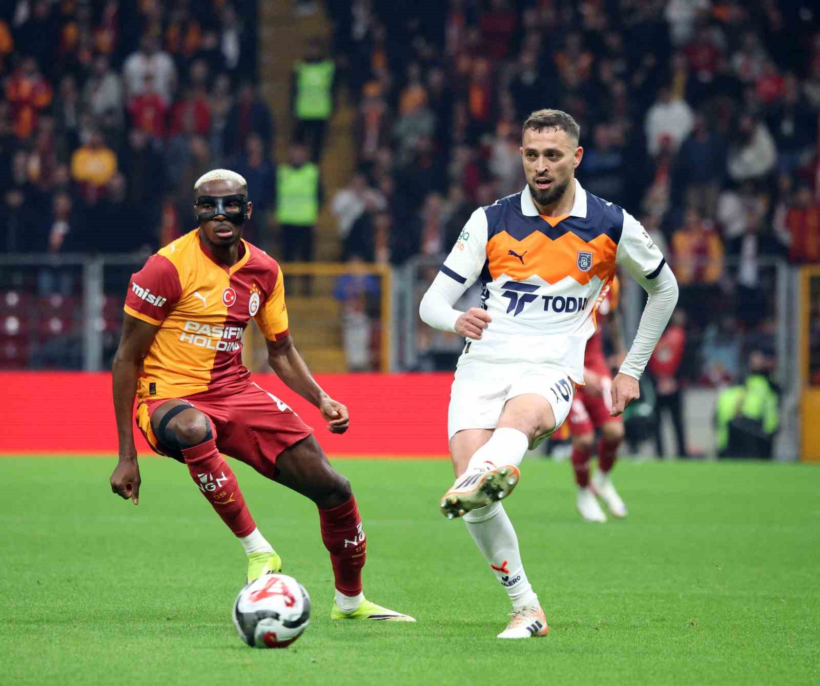 Trendyol Süper Lig: Galatasaray: 0 - RAMS Başakşehir: 0 (İlk yarı)
