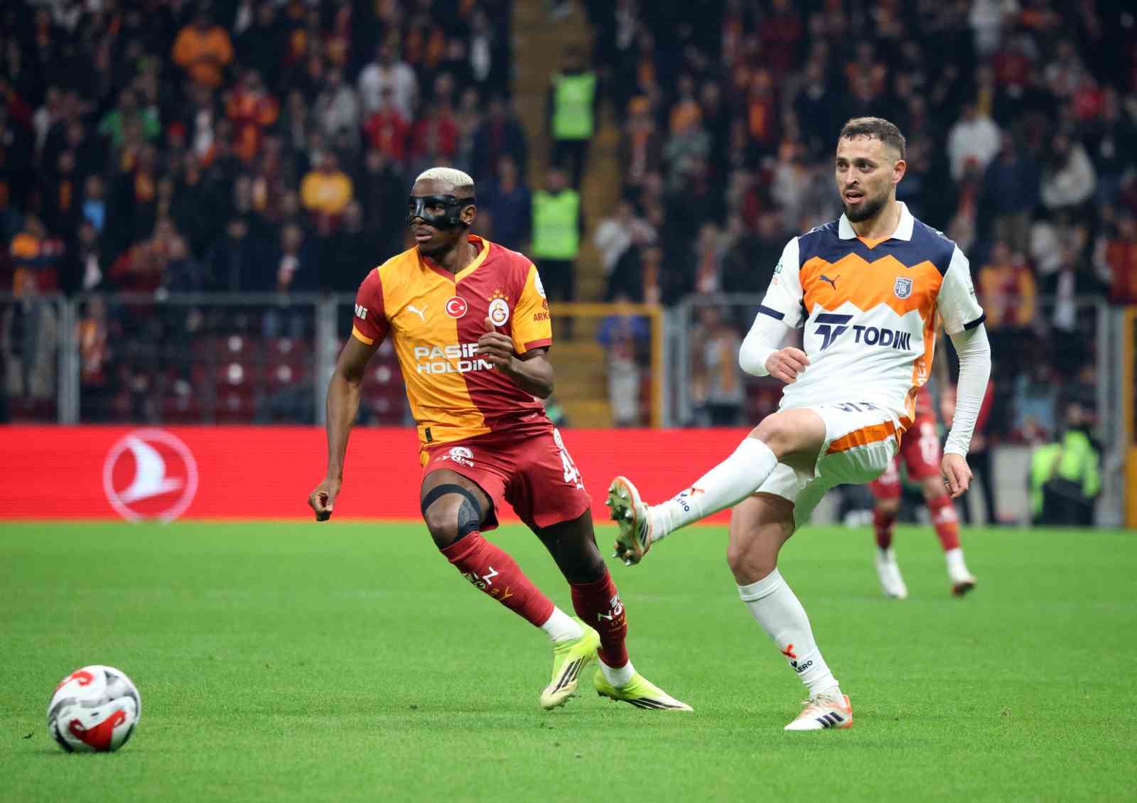 Trendyol Süper Lig: Galatasaray: 0 - RAMS Başakşehir: 0 (İlk yarı)
