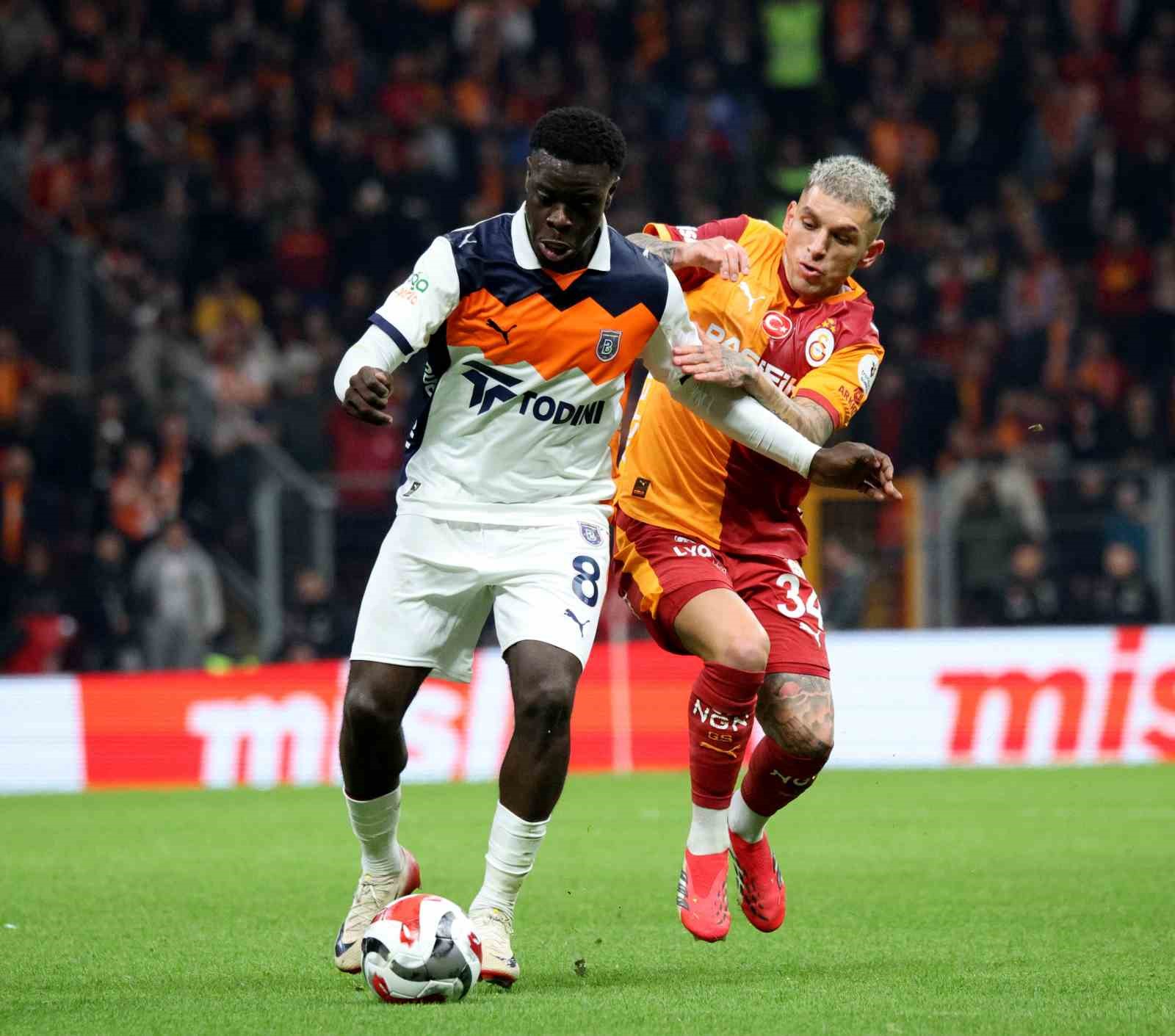 Trendyol Süper Lig: Galatasaray: 0 - RAMS Başakşehir: 0 (İlk yarı)
