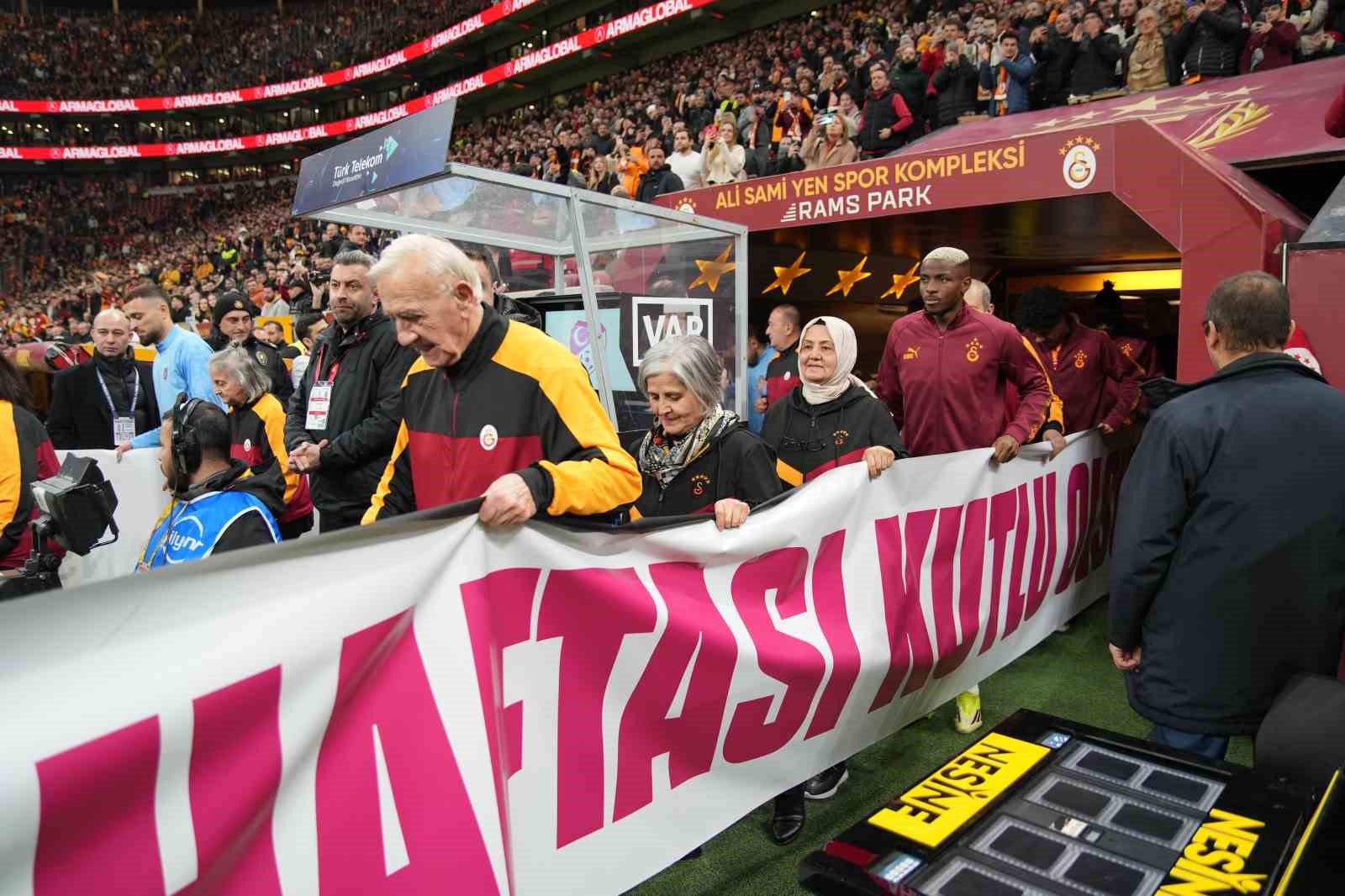 Trendyol Süper Lig: Galatasaray: 0 - RAMS Başakşehir: 0 (Maç devam ediyor)
