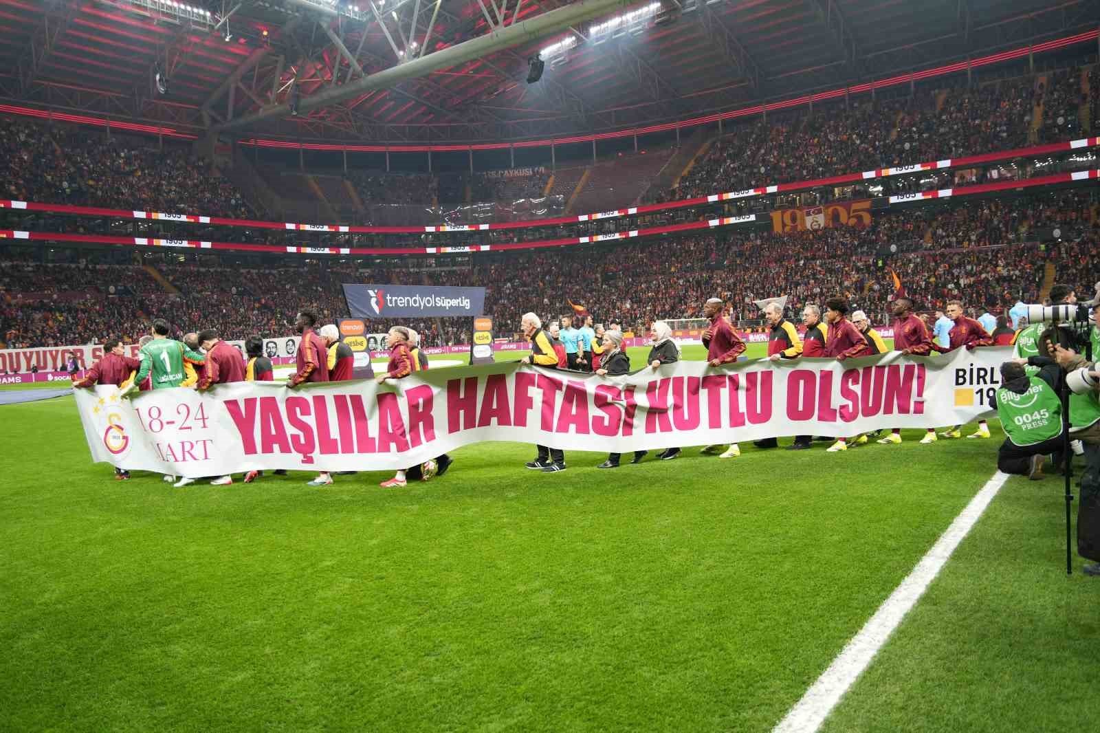 Trendyol Süper Lig: Galatasaray: 0 - RAMS Başakşehir: 0 (Maç devam ediyor)
